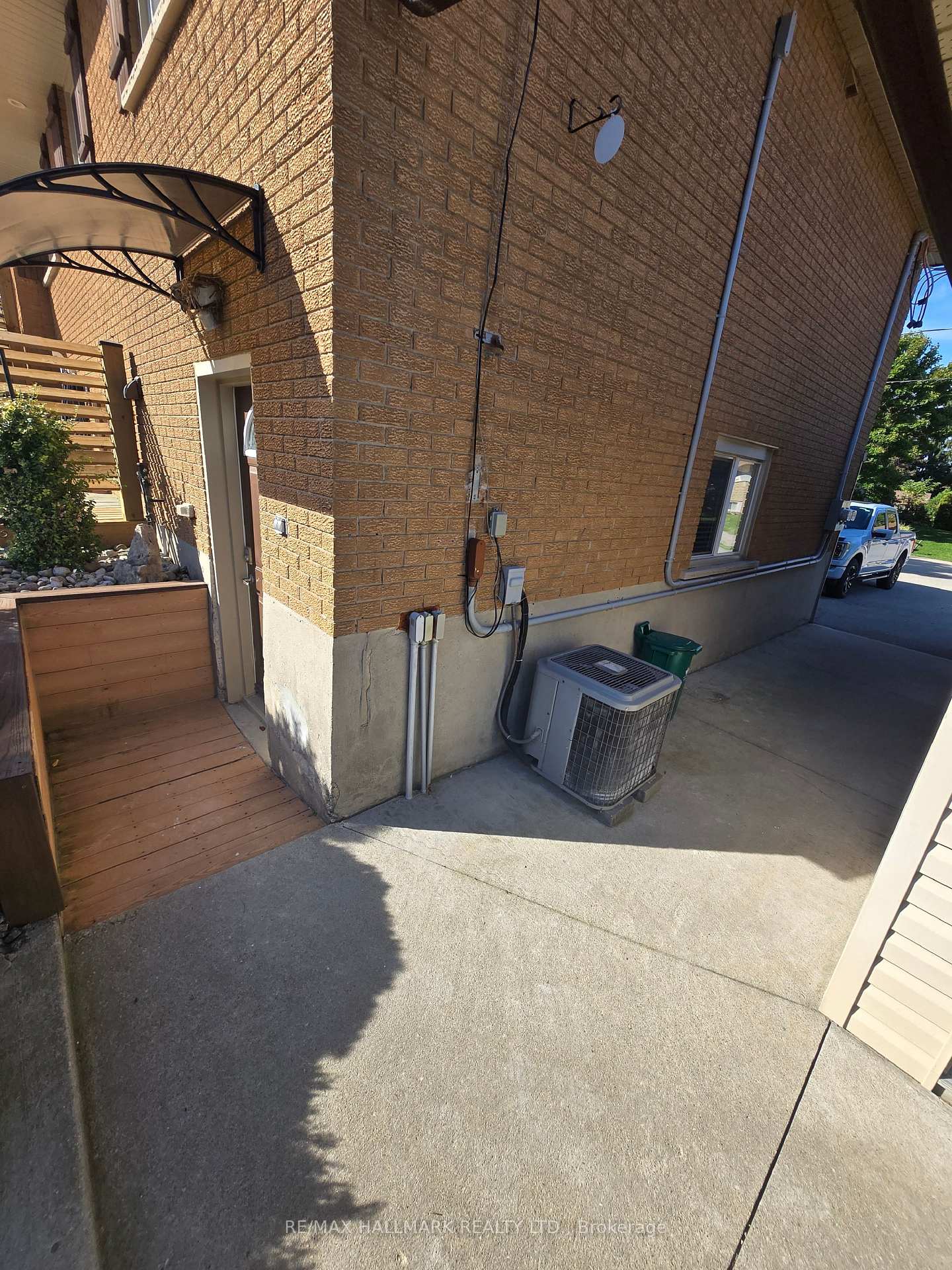 Photo 2 of Unit 101, 18 Summerside Crescent, Cambridge — HOMEH