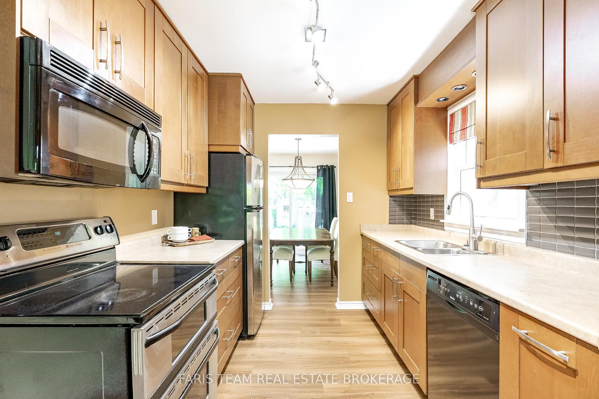 Photo 13 of 173 Toronto Street, Barrie, Queen's Park — HOMEH