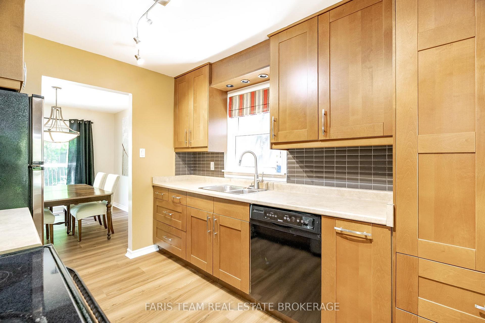 Photo 10 of 173 Toronto Street, Barrie, Queen's Park — HOMEH