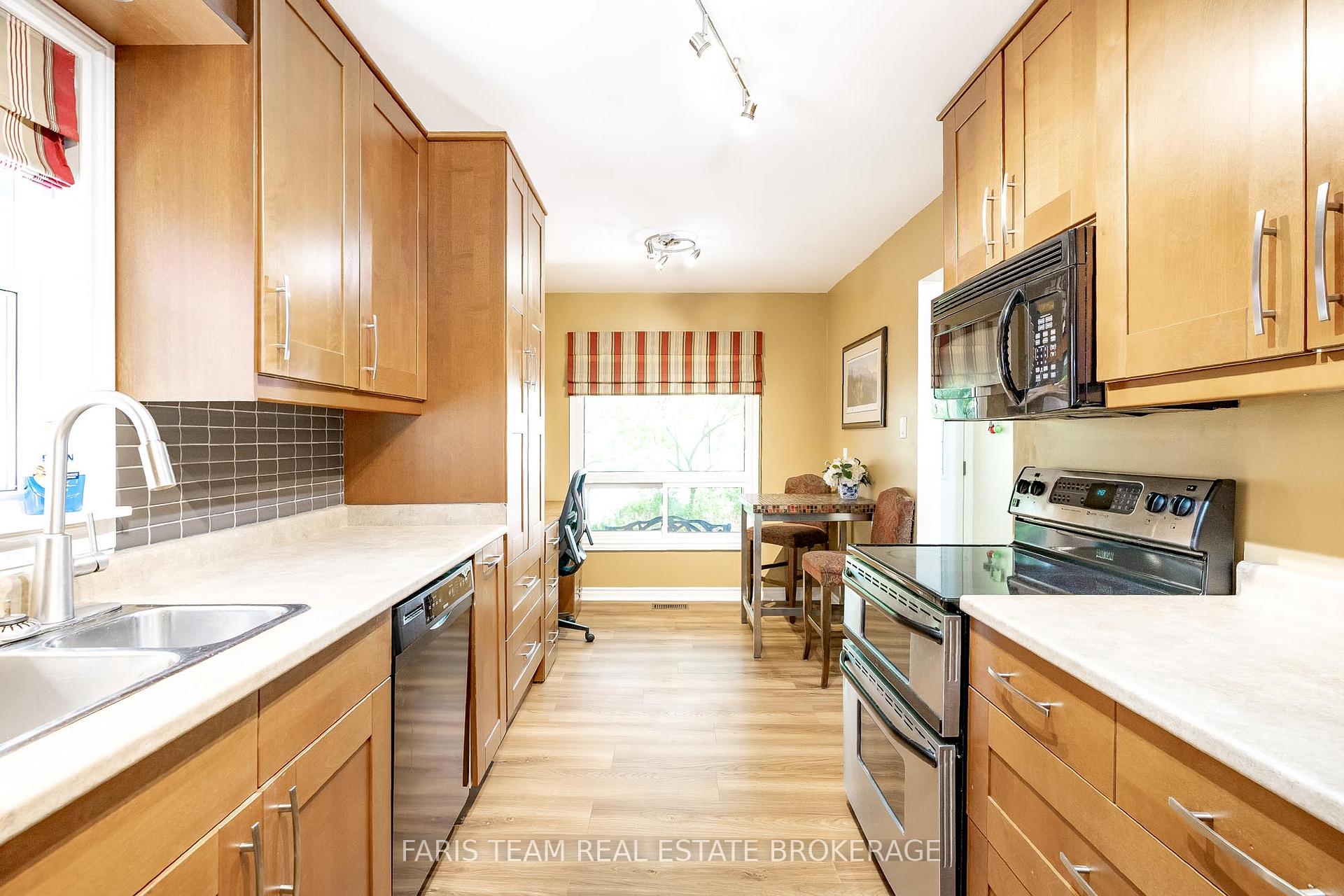 Photo 7 of 173 Toronto Street, Barrie, Queen's Park — HOMEH