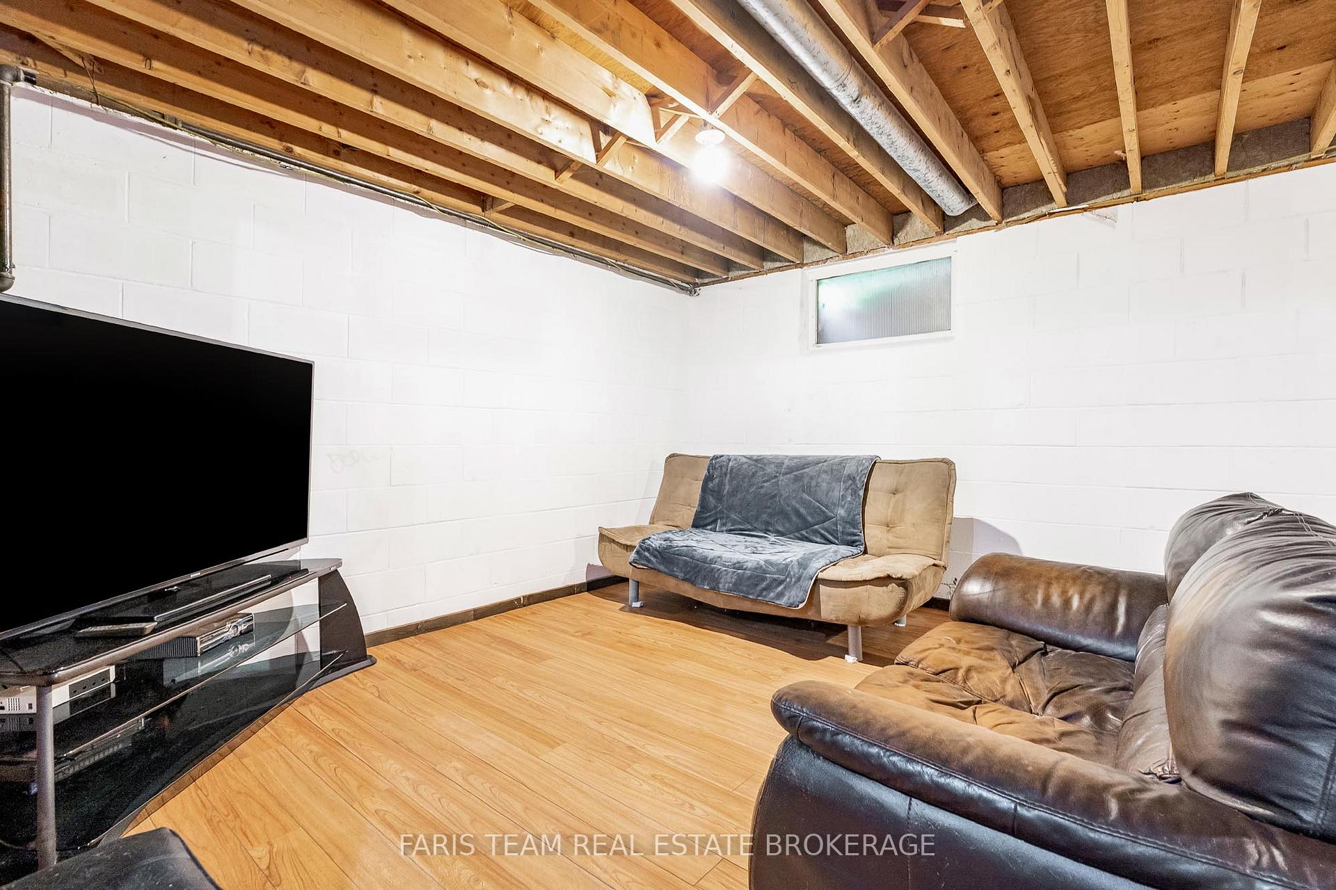 Photo 5 of 173 Toronto Street, Barrie, Queen's Park — HOMEH