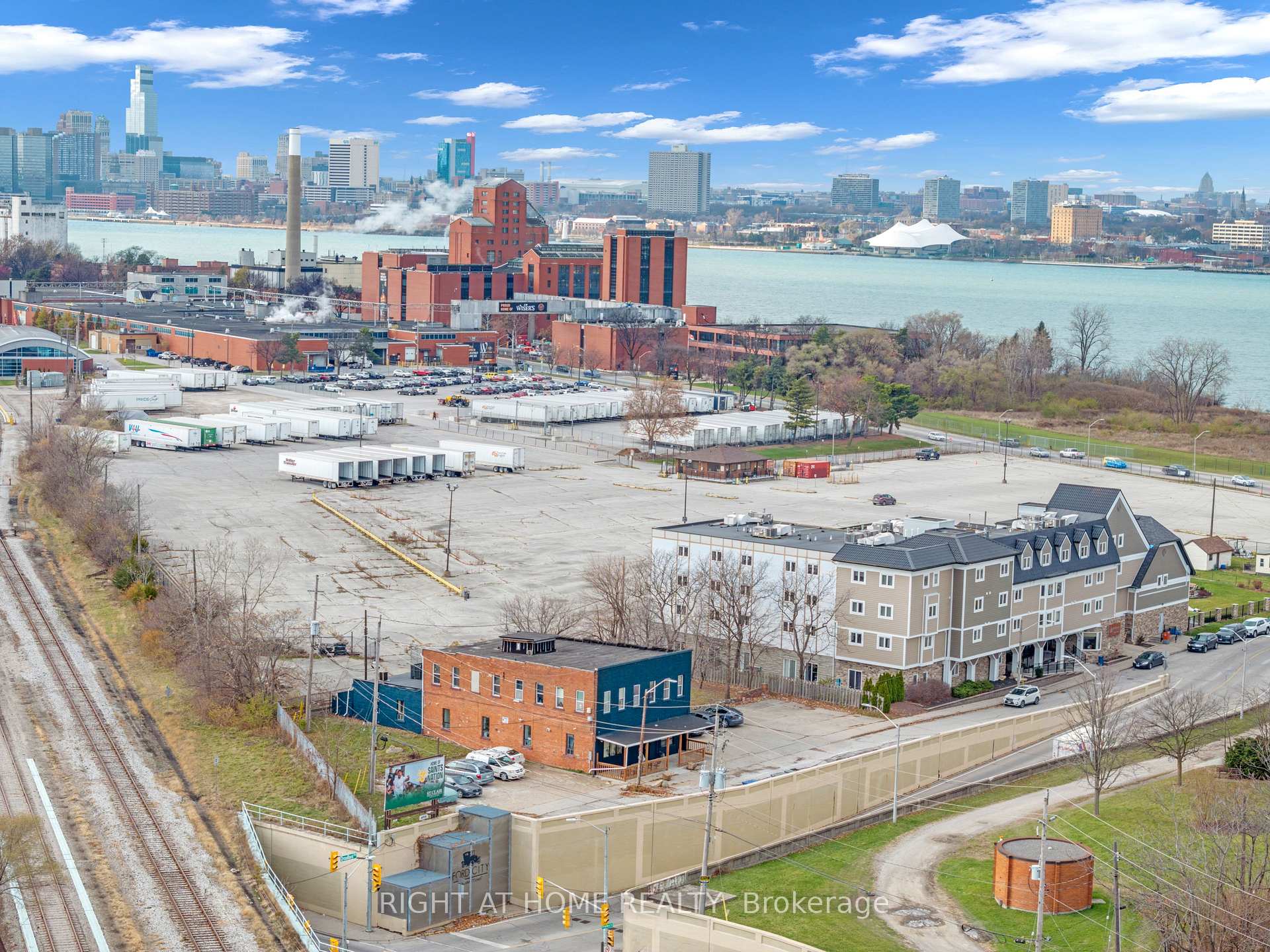 Photo 15 of Unit 12, 279 Drouillard Road, Windsor — HOMEH