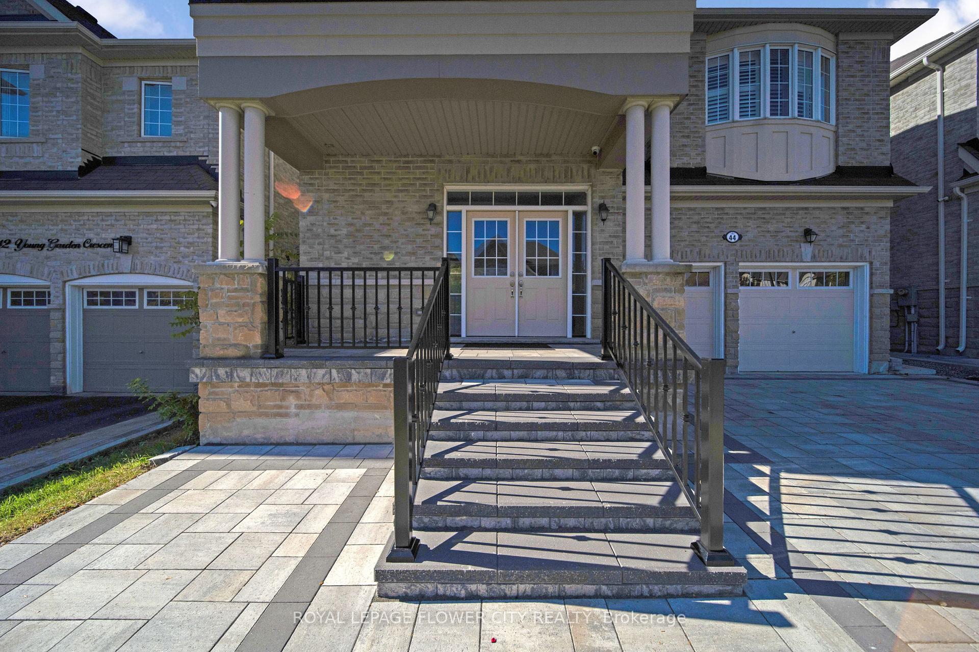Photo 4 of 44 Young Garden Crescent, Brampton, Credit Valley — HOMEH