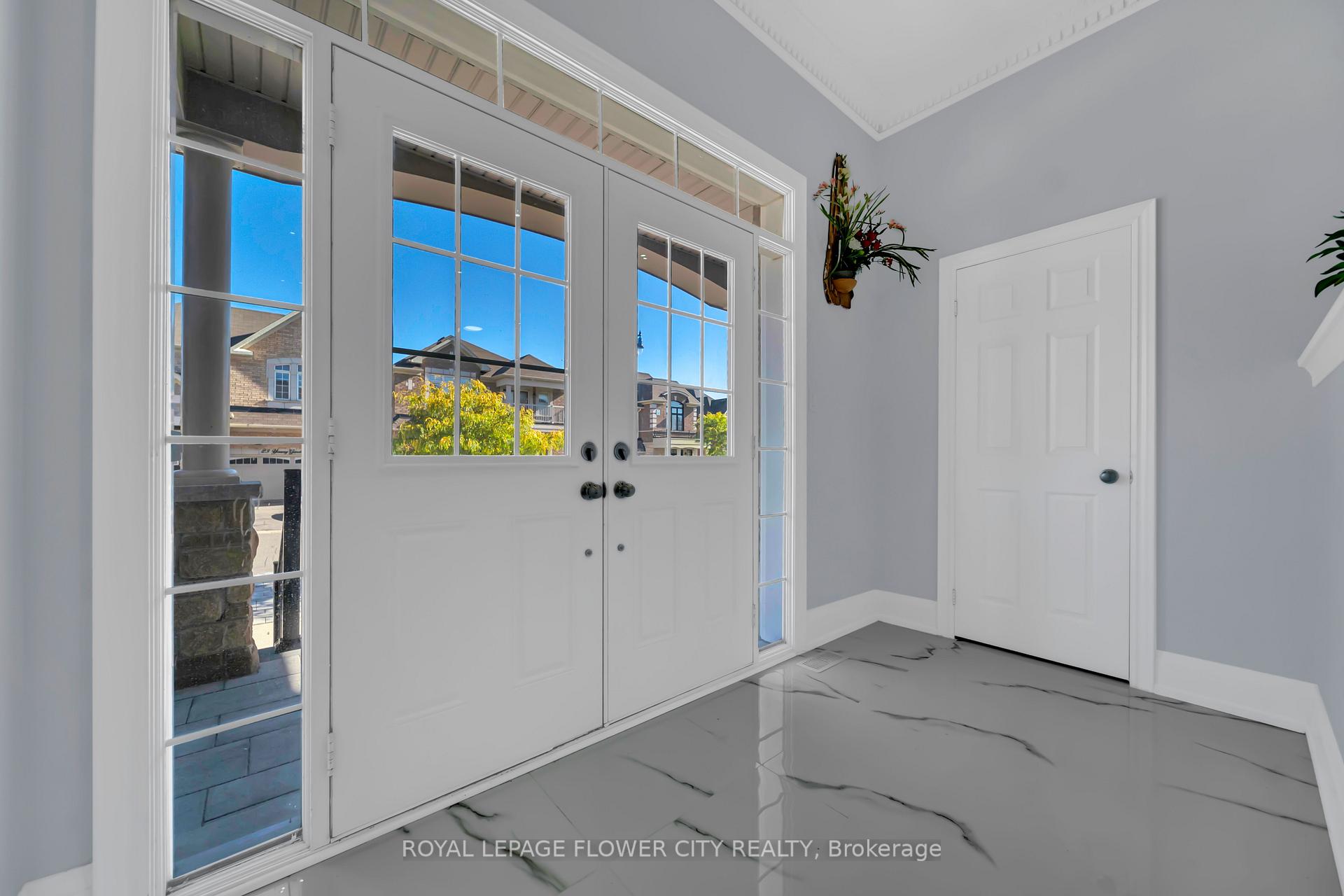 Photo 5 of 44 Young Garden Crescent, Brampton, Credit Valley — HOMEH