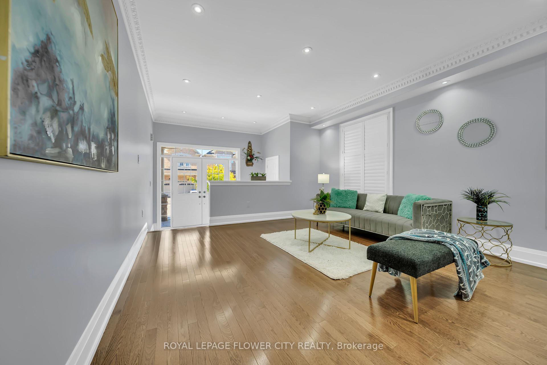 Photo 10 of 44 Young Garden Crescent, Brampton, Credit Valley — HOMEH