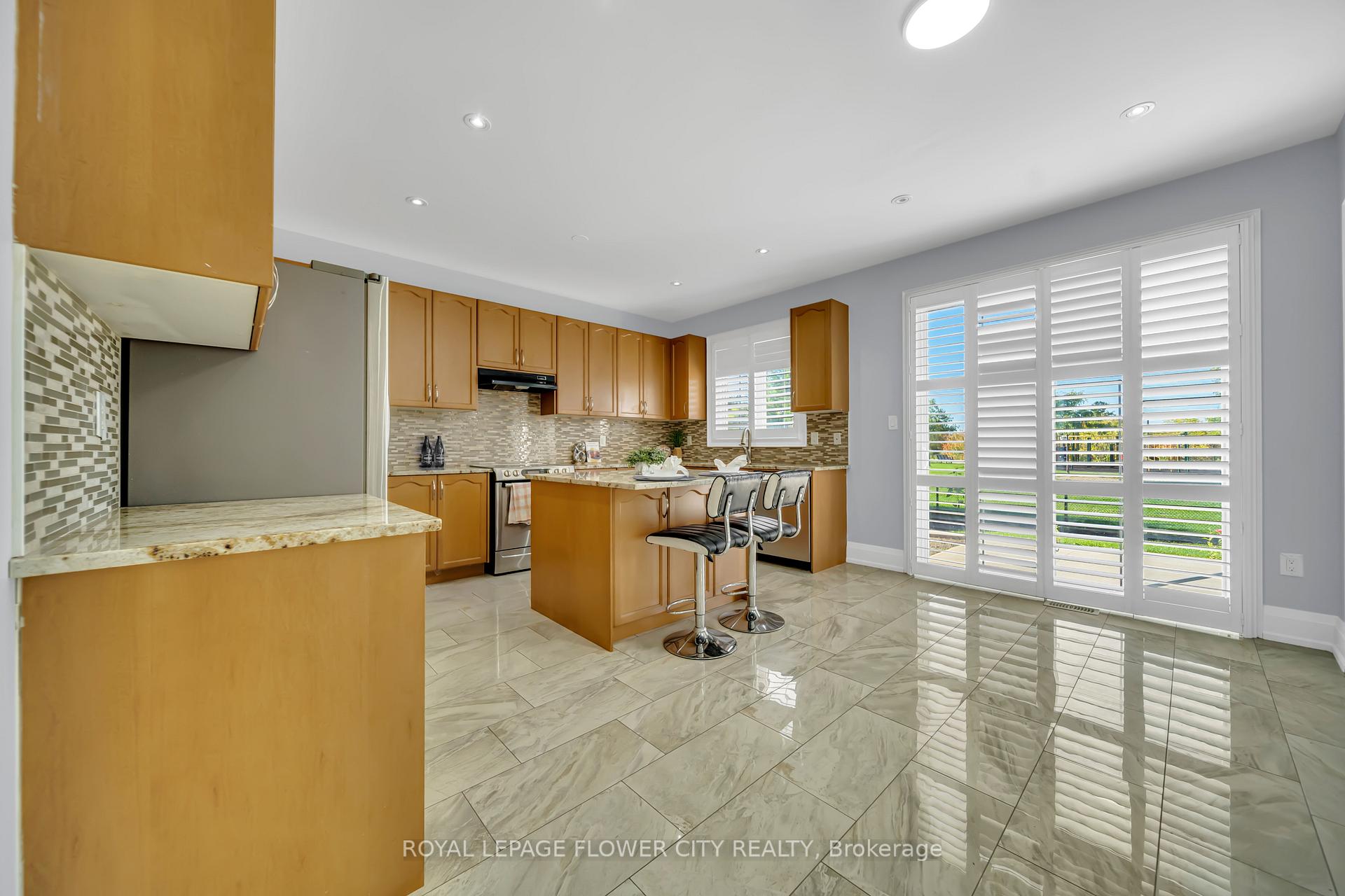 Photo 12 of 44 Young Garden Crescent, Brampton, Credit Valley — HOMEH