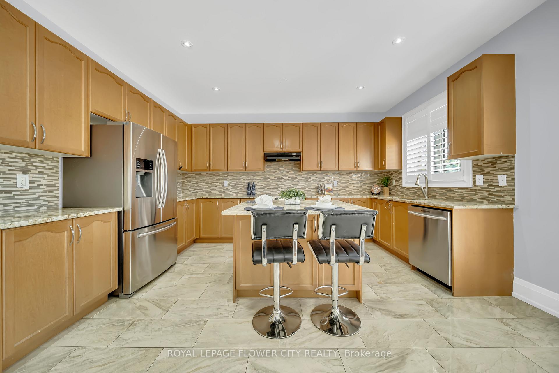 Photo 16 of 44 Young Garden Crescent, Brampton, Credit Valley — HOMEH