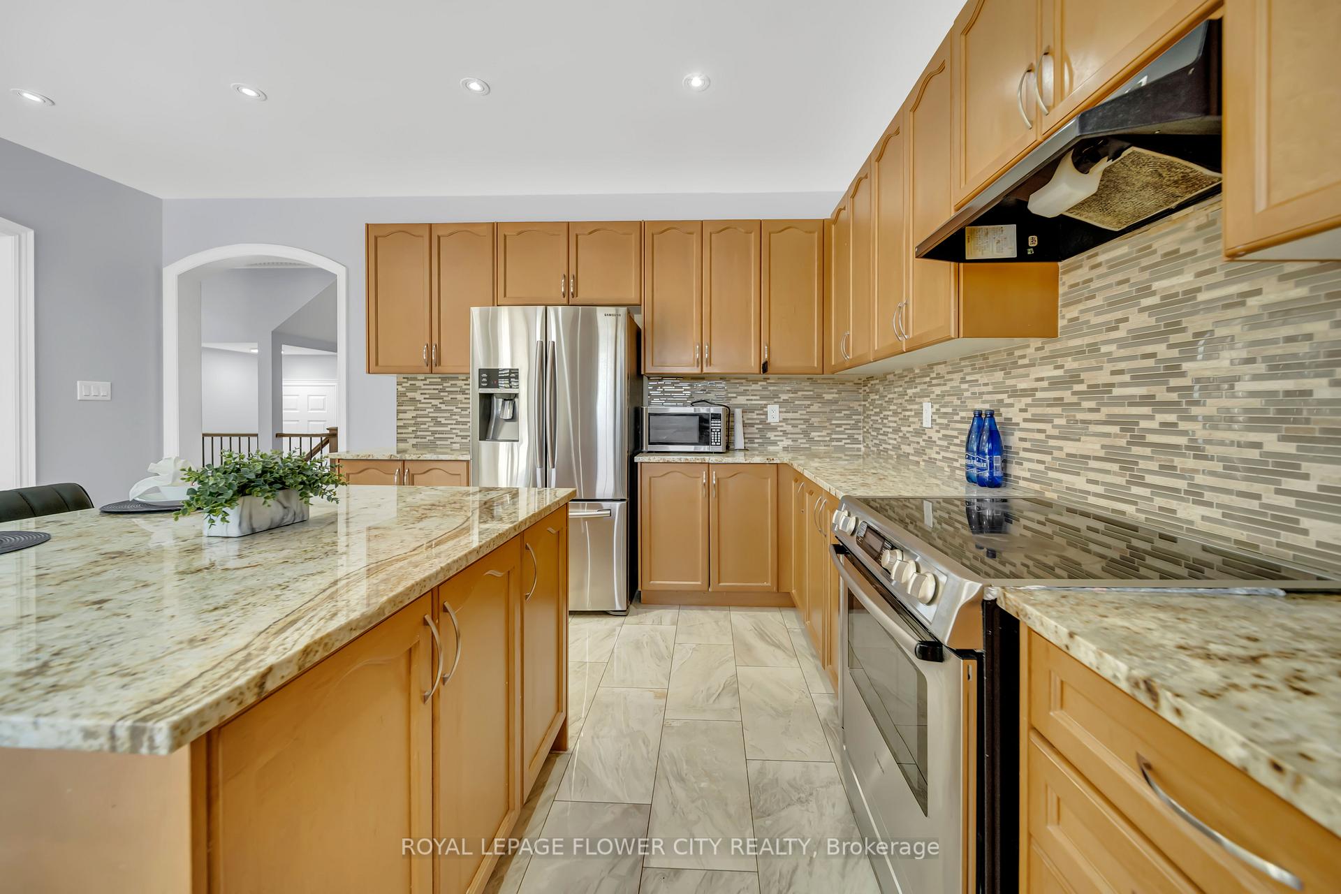Photo 13 of 44 Young Garden Crescent, Brampton, Credit Valley — HOMEH