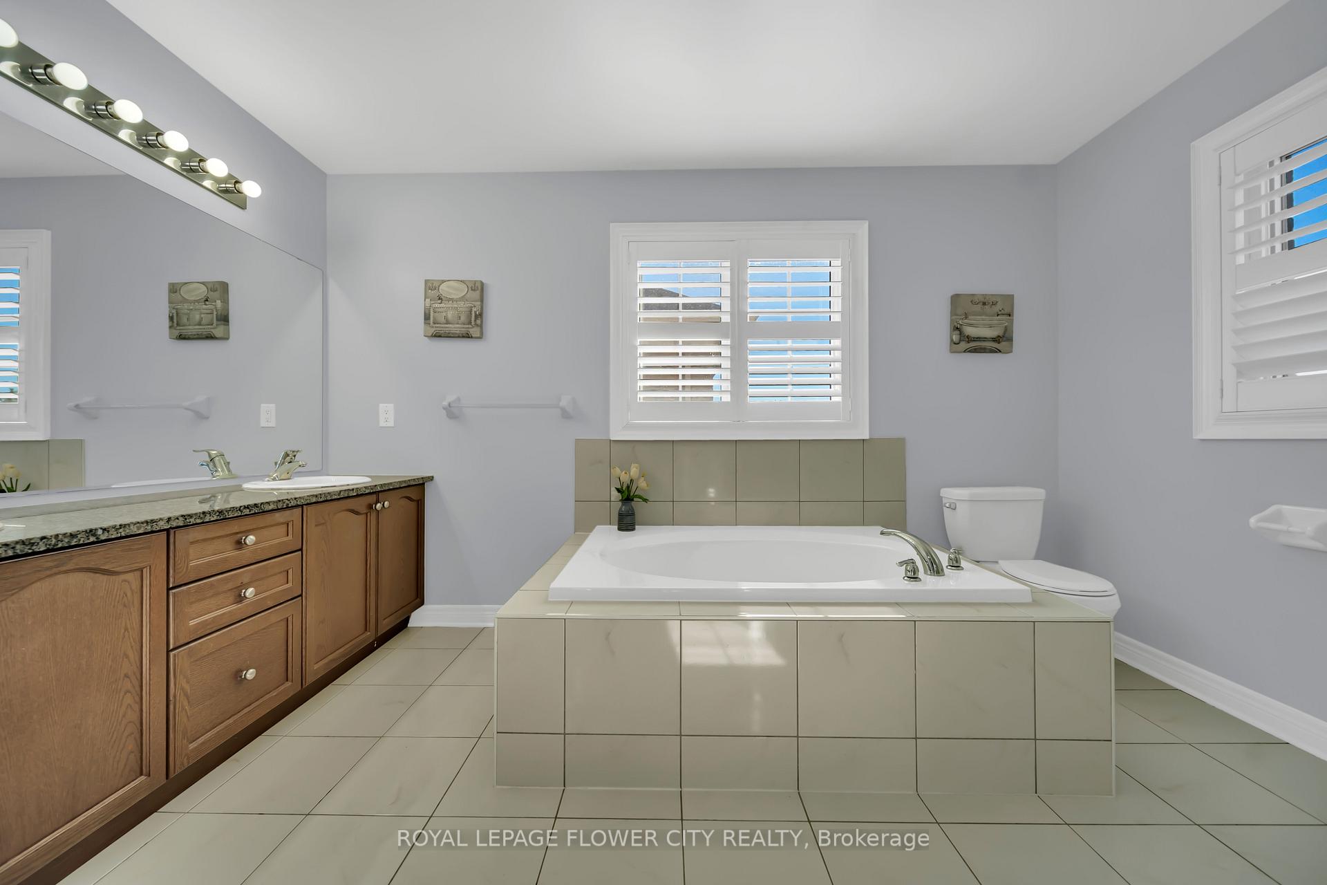 Photo 17 of 44 Young Garden Crescent, Brampton, Credit Valley — HOMEH