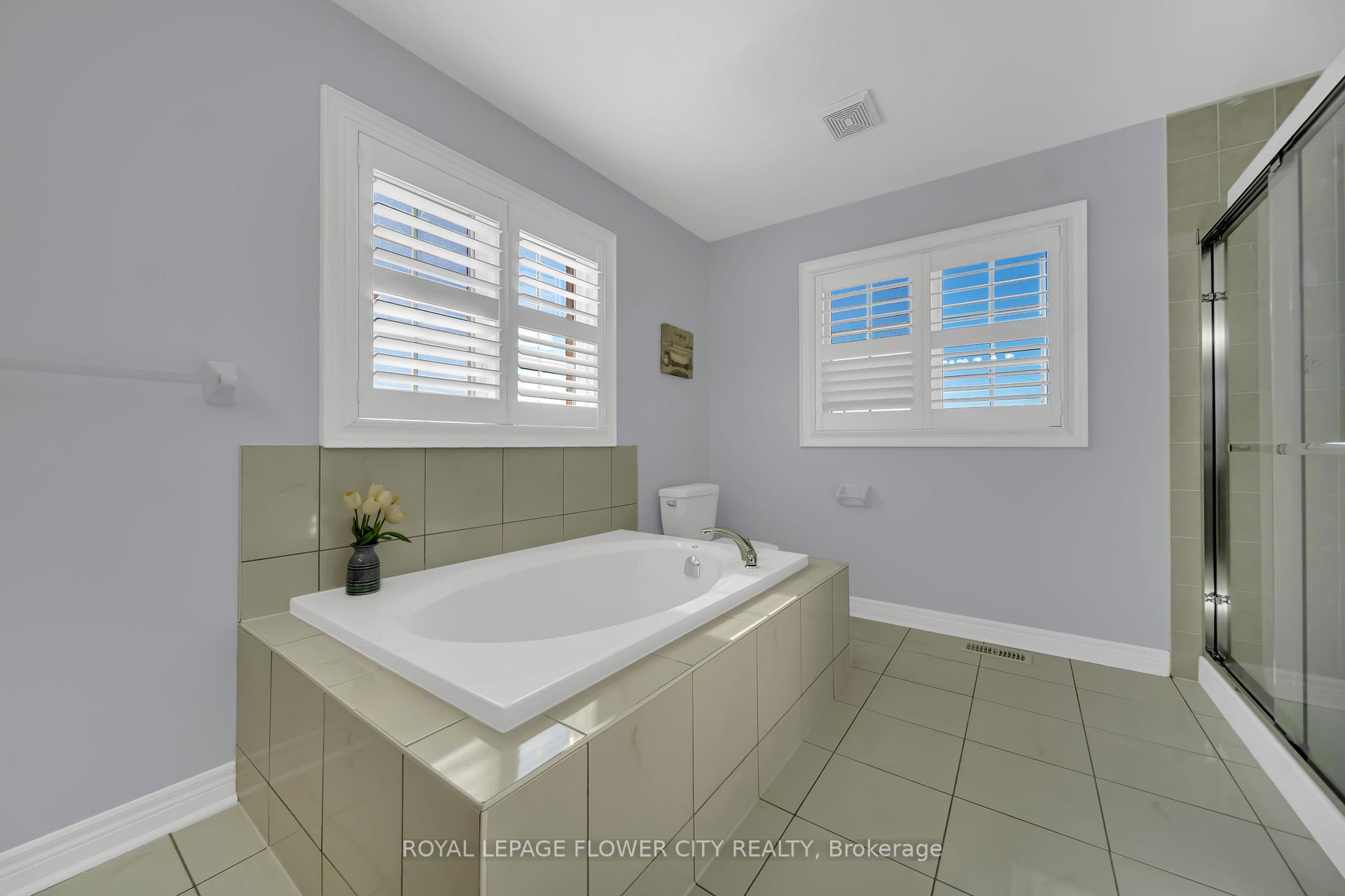 Photo 18 of 44 Young Garden Crescent, Brampton, Credit Valley — HOMEH