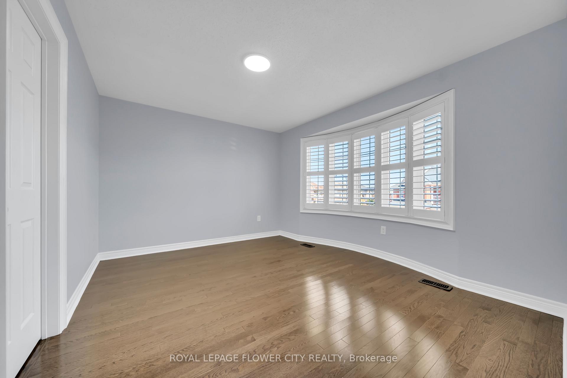 Photo 35 of 44 Young Garden Crescent, Brampton, Credit Valley — HOMEH