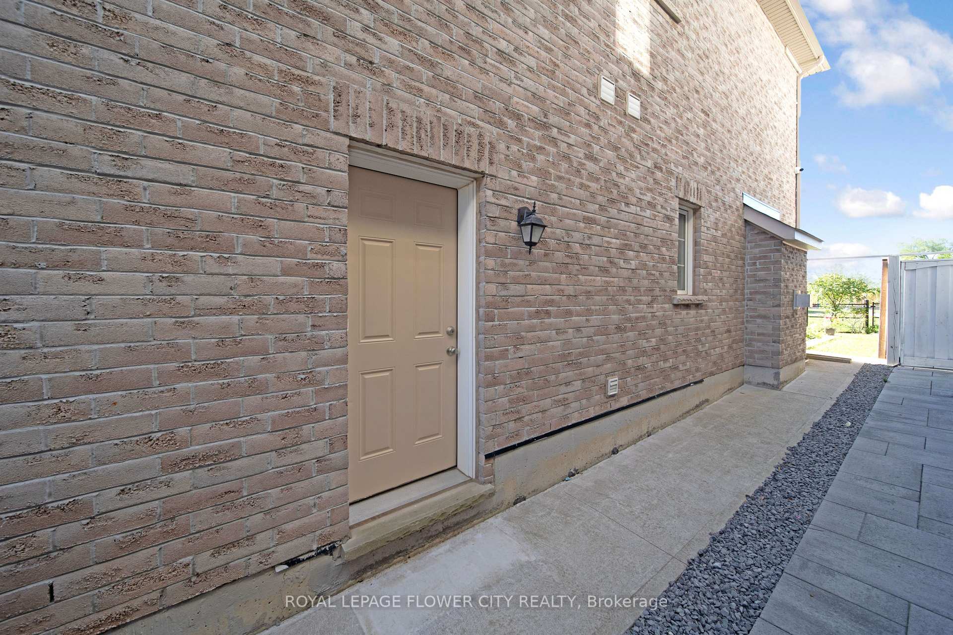 Photo 43 of 44 Young Garden Crescent, Brampton, Credit Valley — HOMEH