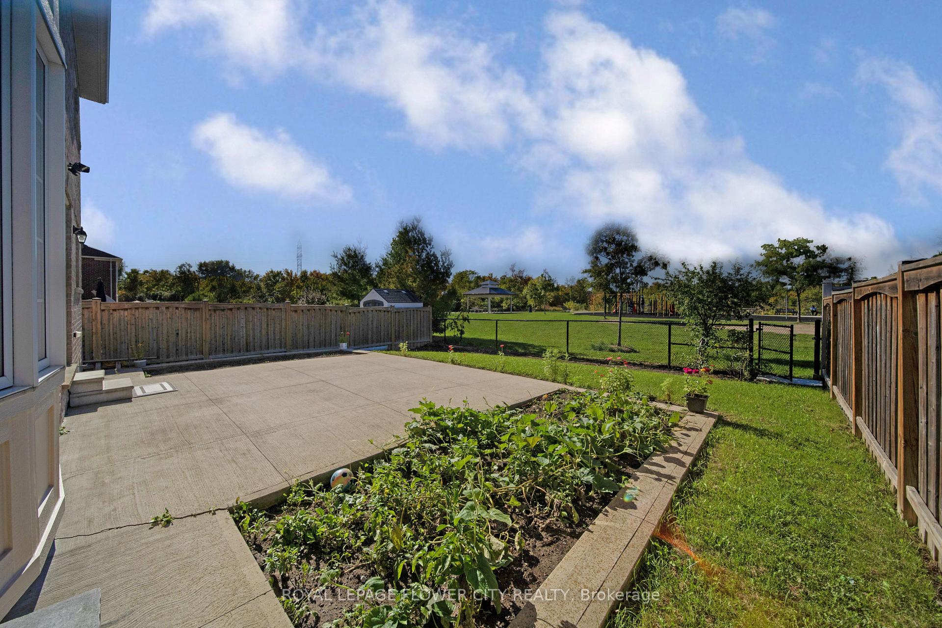Photo 39 of 44 Young Garden Crescent, Brampton, Credit Valley — HOMEH