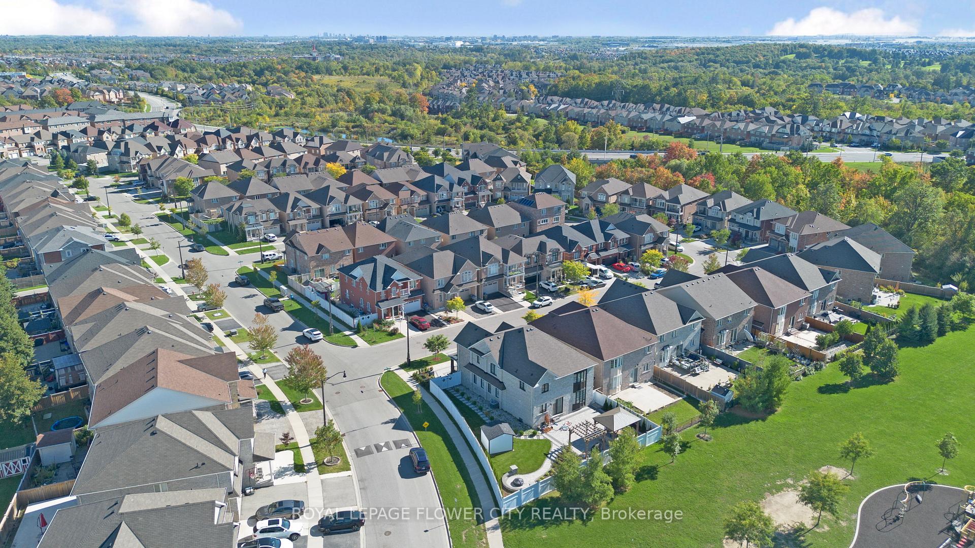 Photo 41 of 44 Young Garden Crescent, Brampton, Credit Valley — HOMEH
