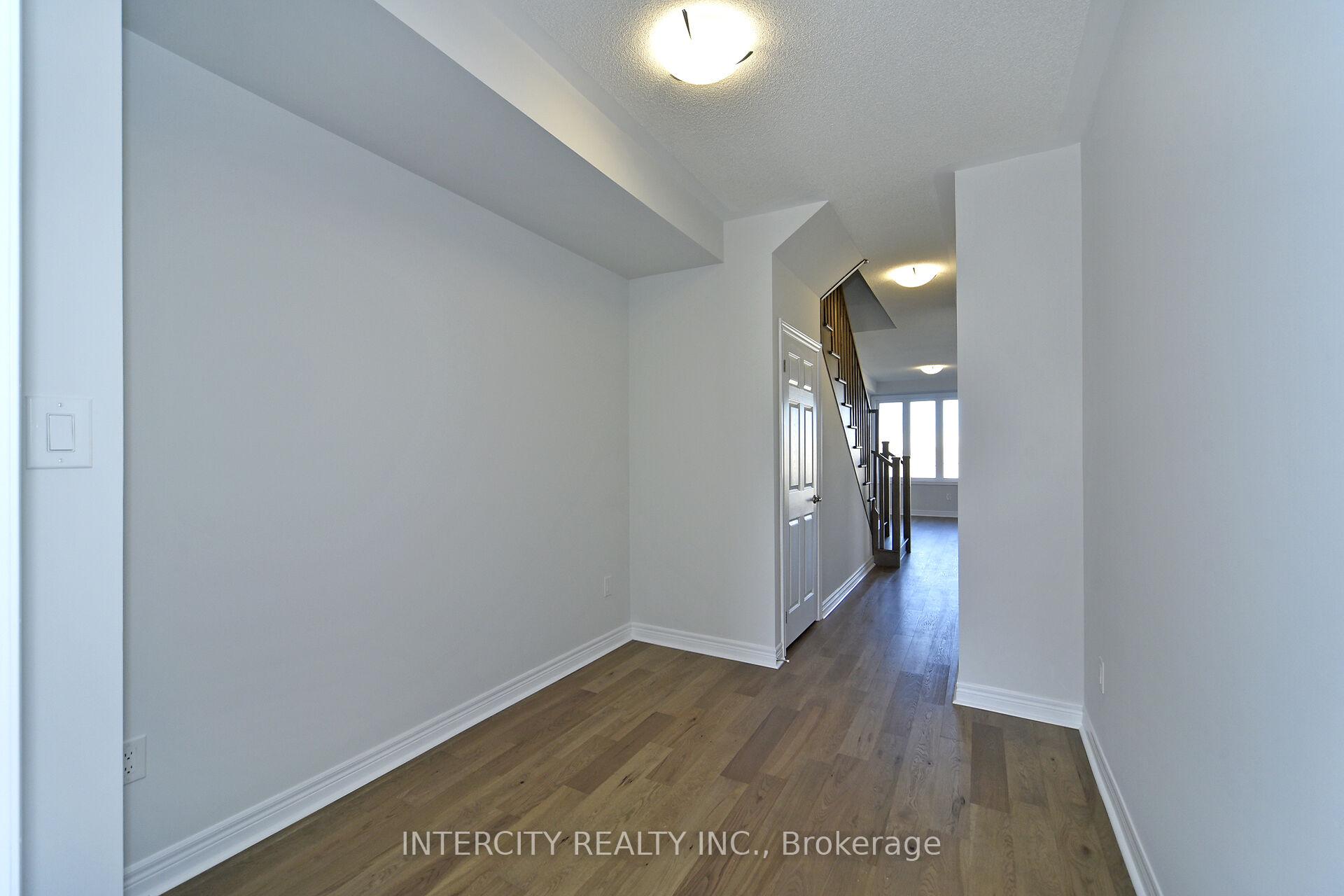 Photo 4 of 160 Mumbai Drive, Markham, Middlefield — HOMEH