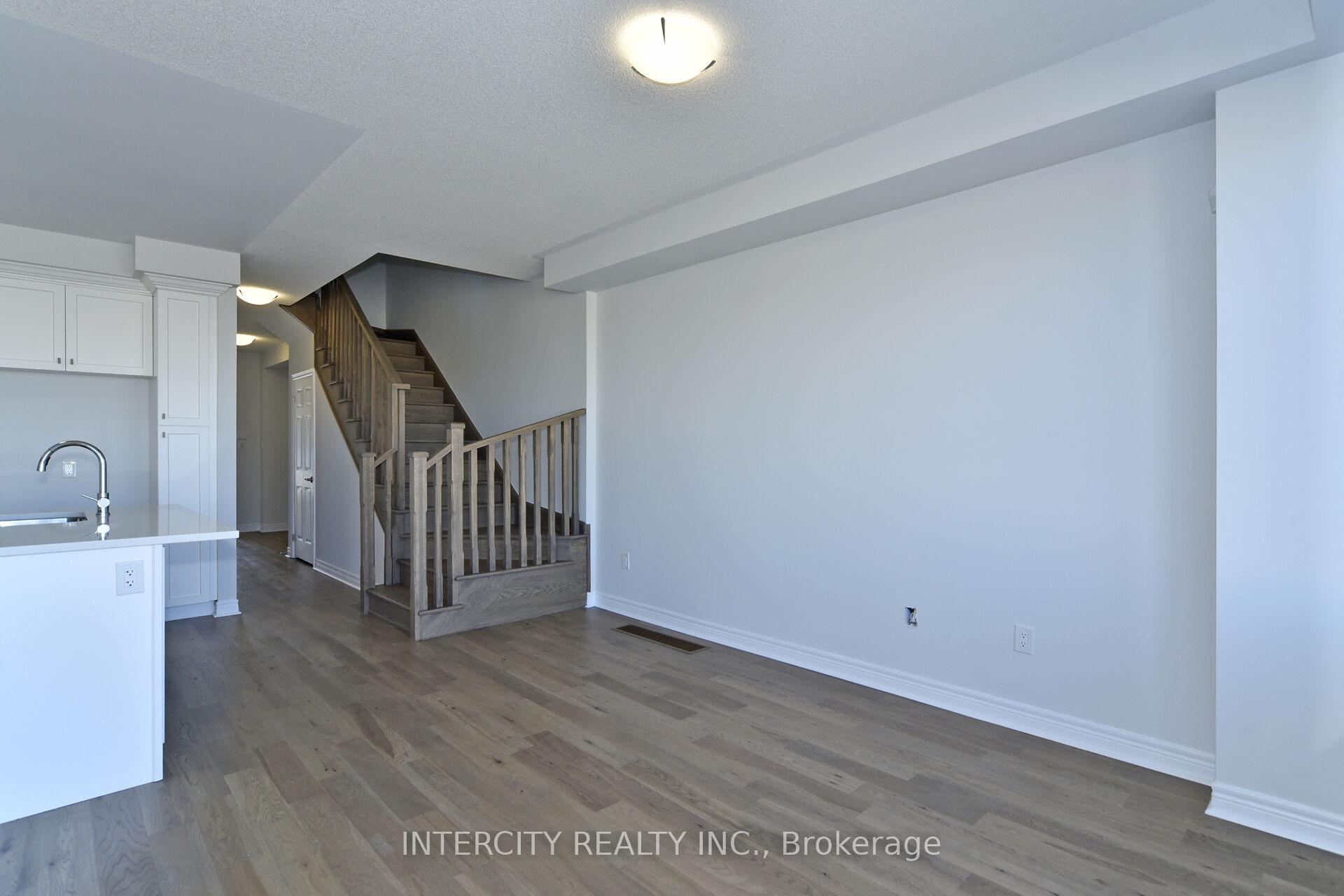 Photo 5 of 160 Mumbai Drive, Markham, Middlefield — HOMEH