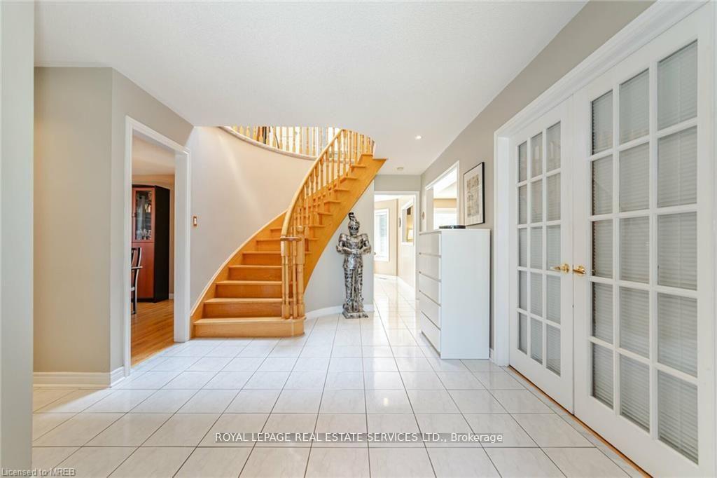 Photo 3 of 125 Ferndale Drive S, Barrie, Ardagh — HOMEH