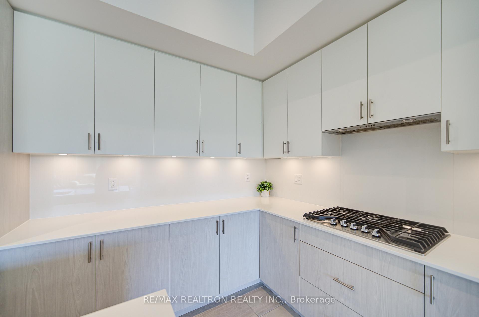 Photo 3 of 8 Yans Way, Markham, Buttonville — HOMEH