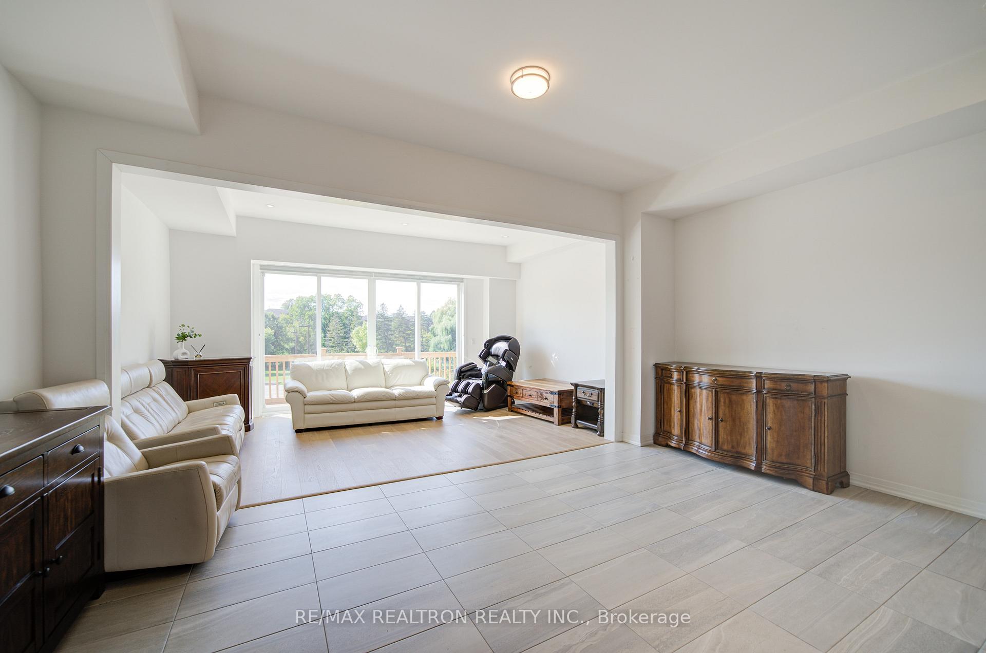 Photo 2 of 8 Yans Way, Markham, Buttonville — HOMEH