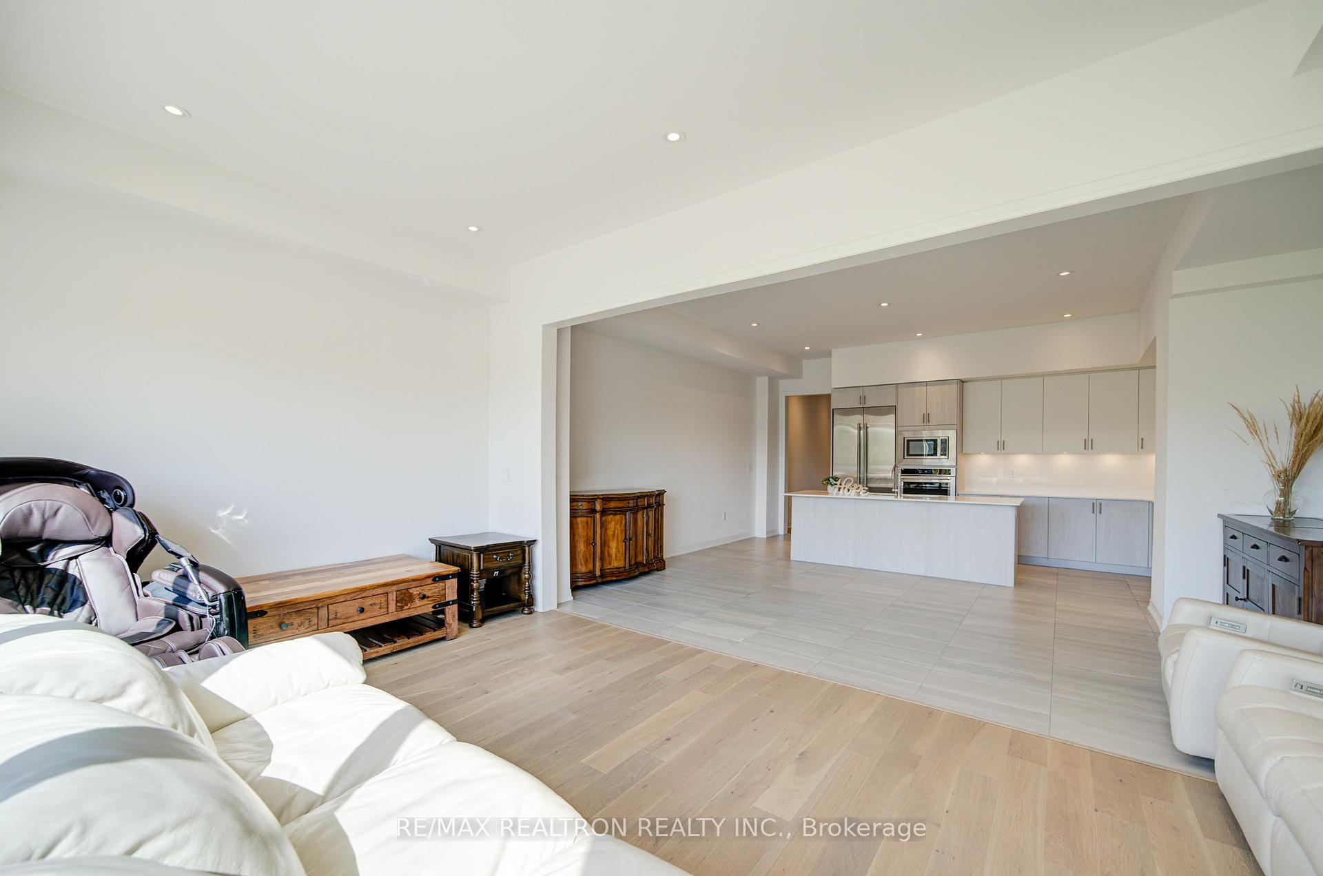 Photo 4 of 8 Yans Way, Markham, Buttonville — HOMEH