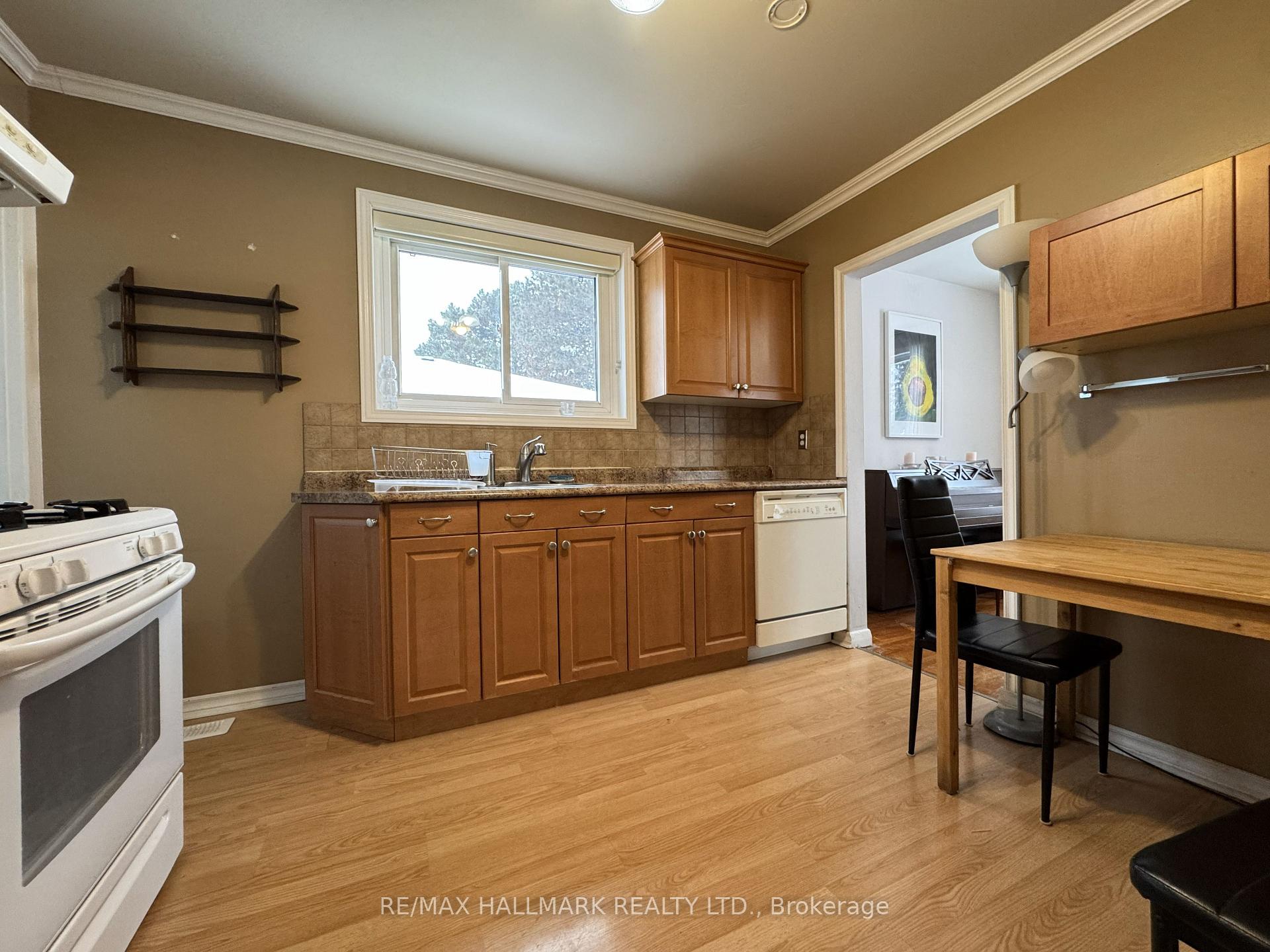 Photo 6 of Unit #Main Floor, 6 Bailey Crescent, Aurora, Aurora Highlands — HOMEH