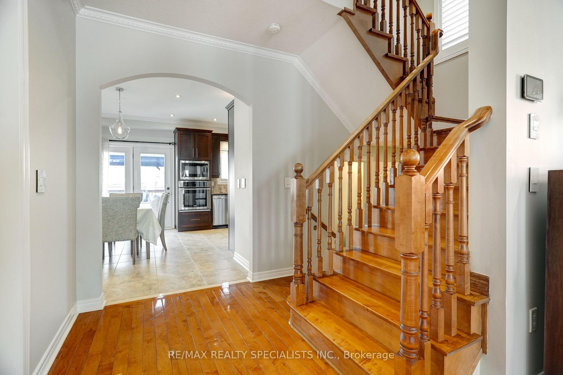 Photo 9 of 104 Earlsbridge Boulevard, Brampton, Fletcher's Meadow — HOMEH