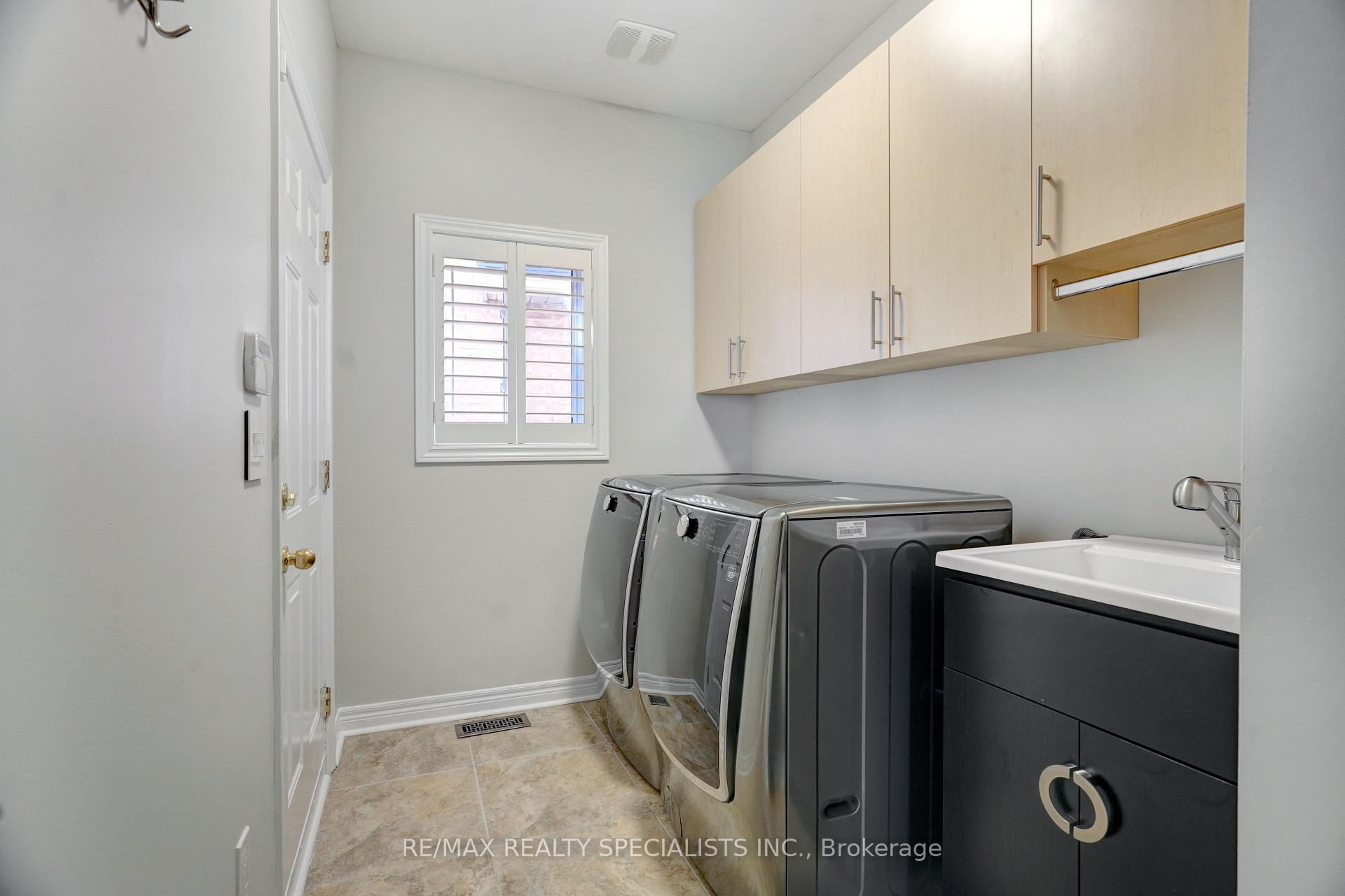 Photo 3 of 104 Earlsbridge Boulevard, Brampton, Fletcher's Meadow — HOMEH
