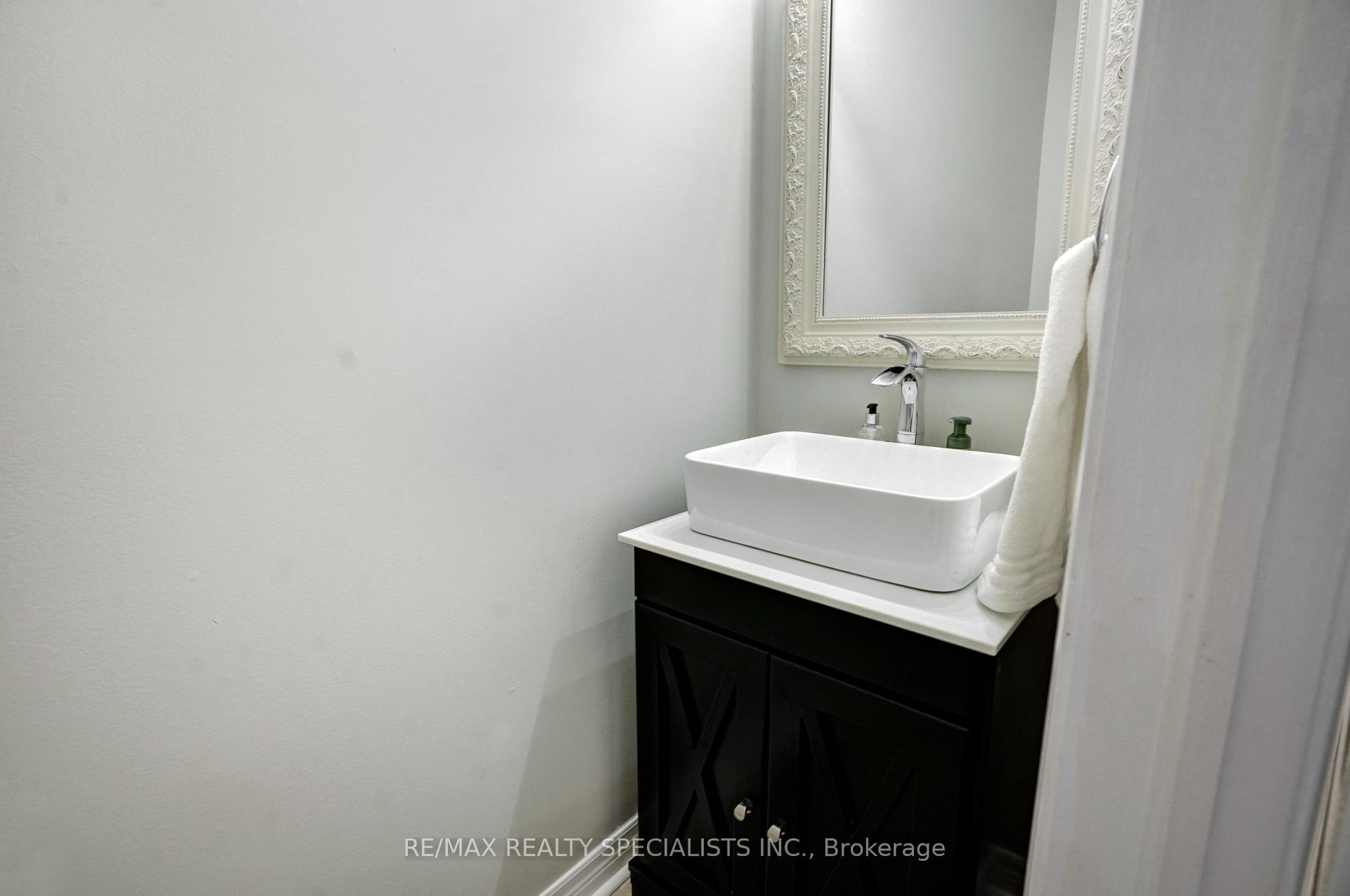 Photo 2 of 104 Earlsbridge Boulevard, Brampton, Fletcher's Meadow — HOMEH