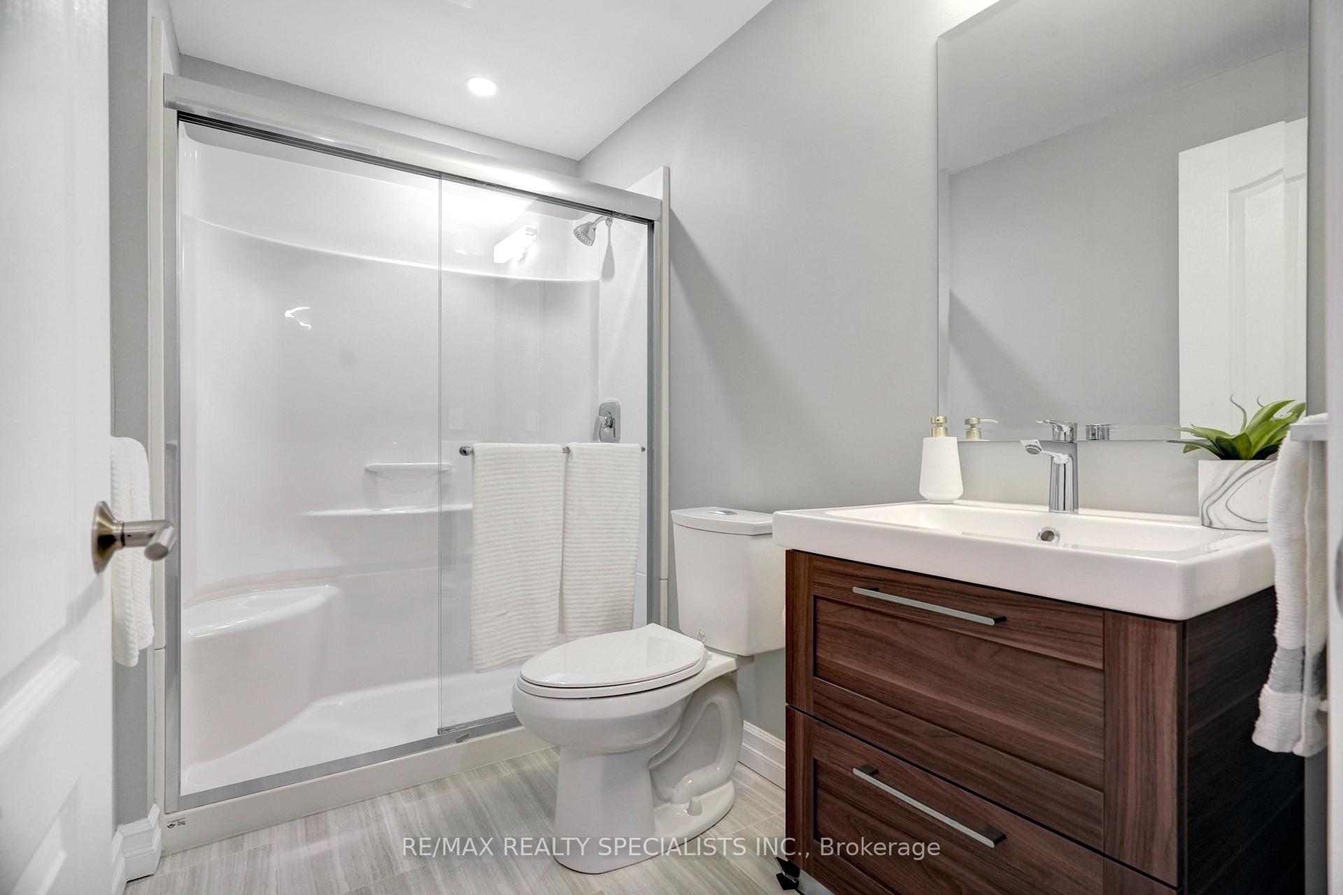 Photo 21 of 104 Earlsbridge Boulevard, Brampton, Fletcher's Meadow — HOMEH