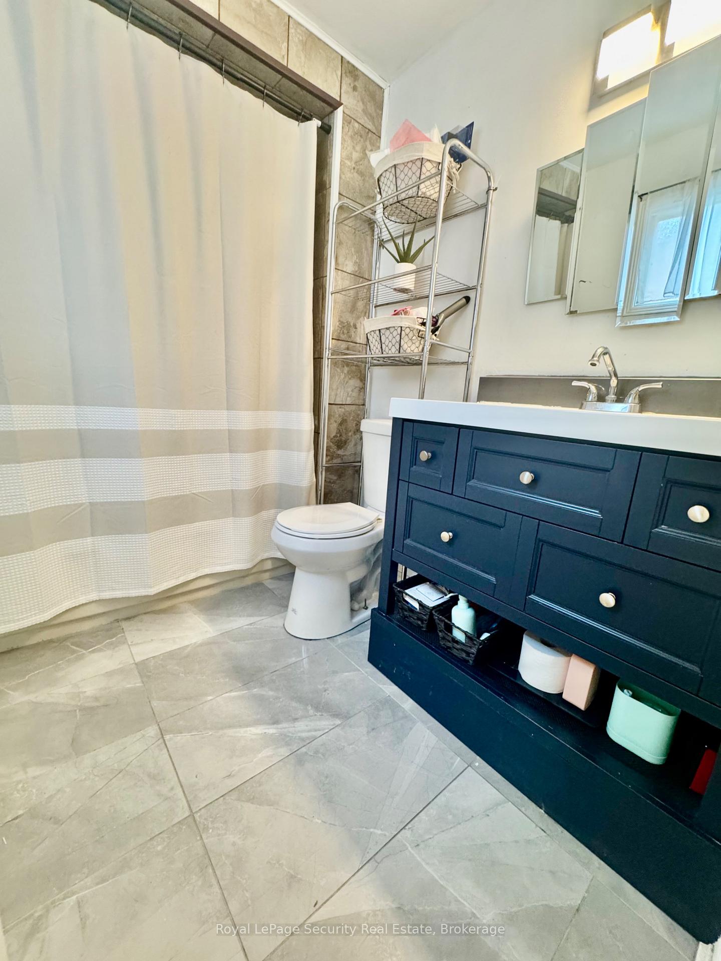 Photo 28 of 42 Gardiner Drive, Ajax, Central — HOMEH