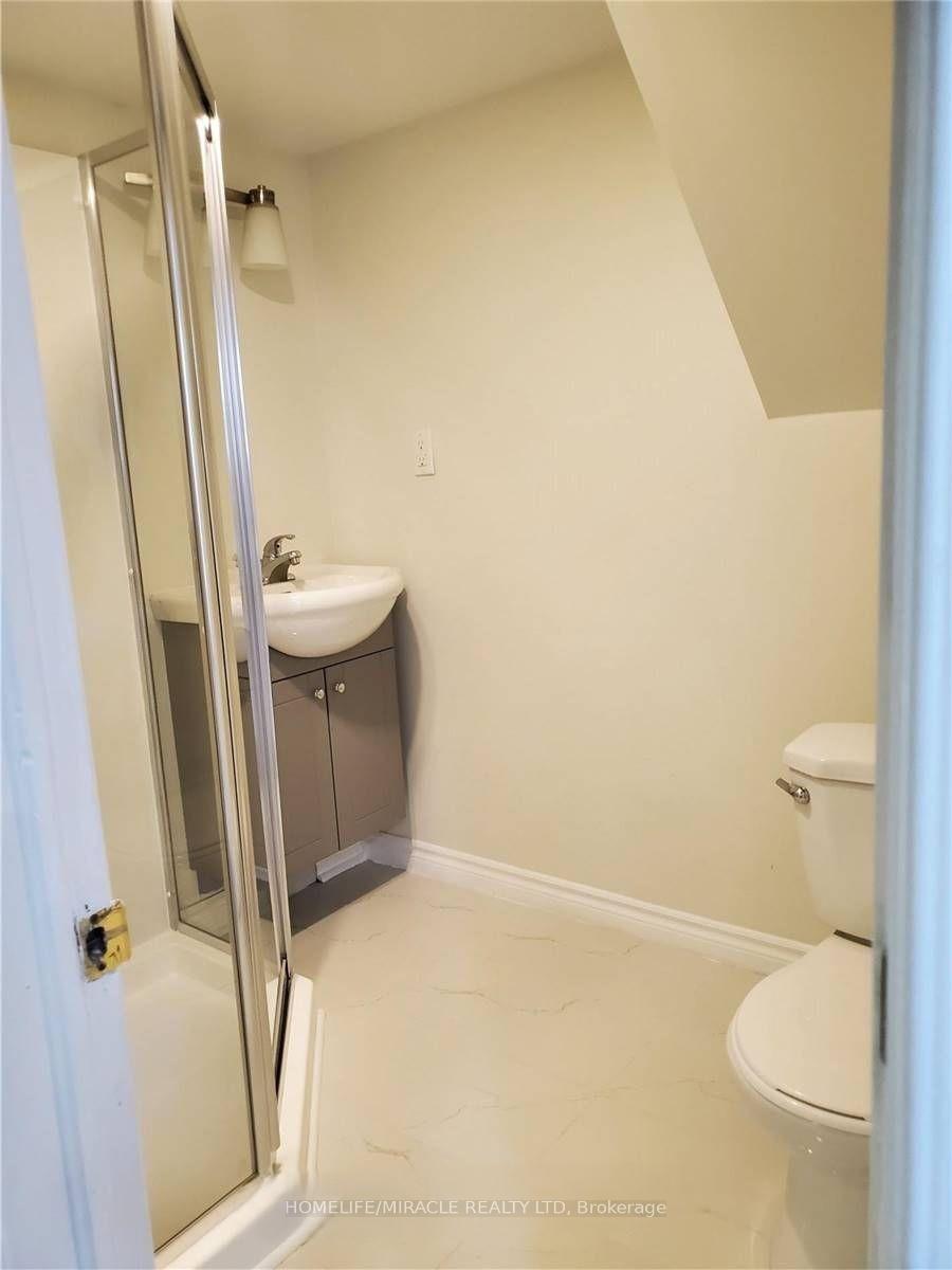 Photo 4 of Unit Lower, 42 Rotherglen Court, Brampton, Brampton West — HOMEH