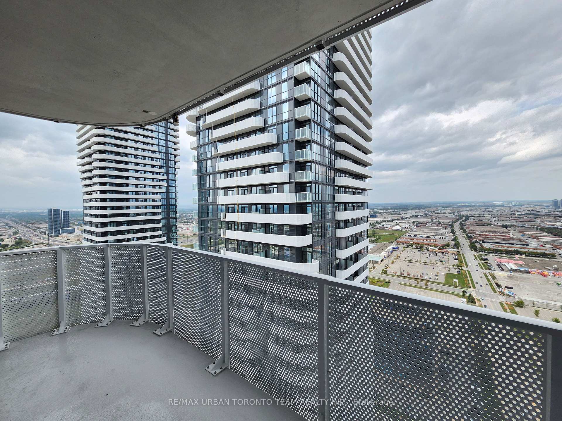 Photo 11 of Unit 4103, 28 Interchange Way, Vaughan, Vaughan Corporate Centre — HOMEH