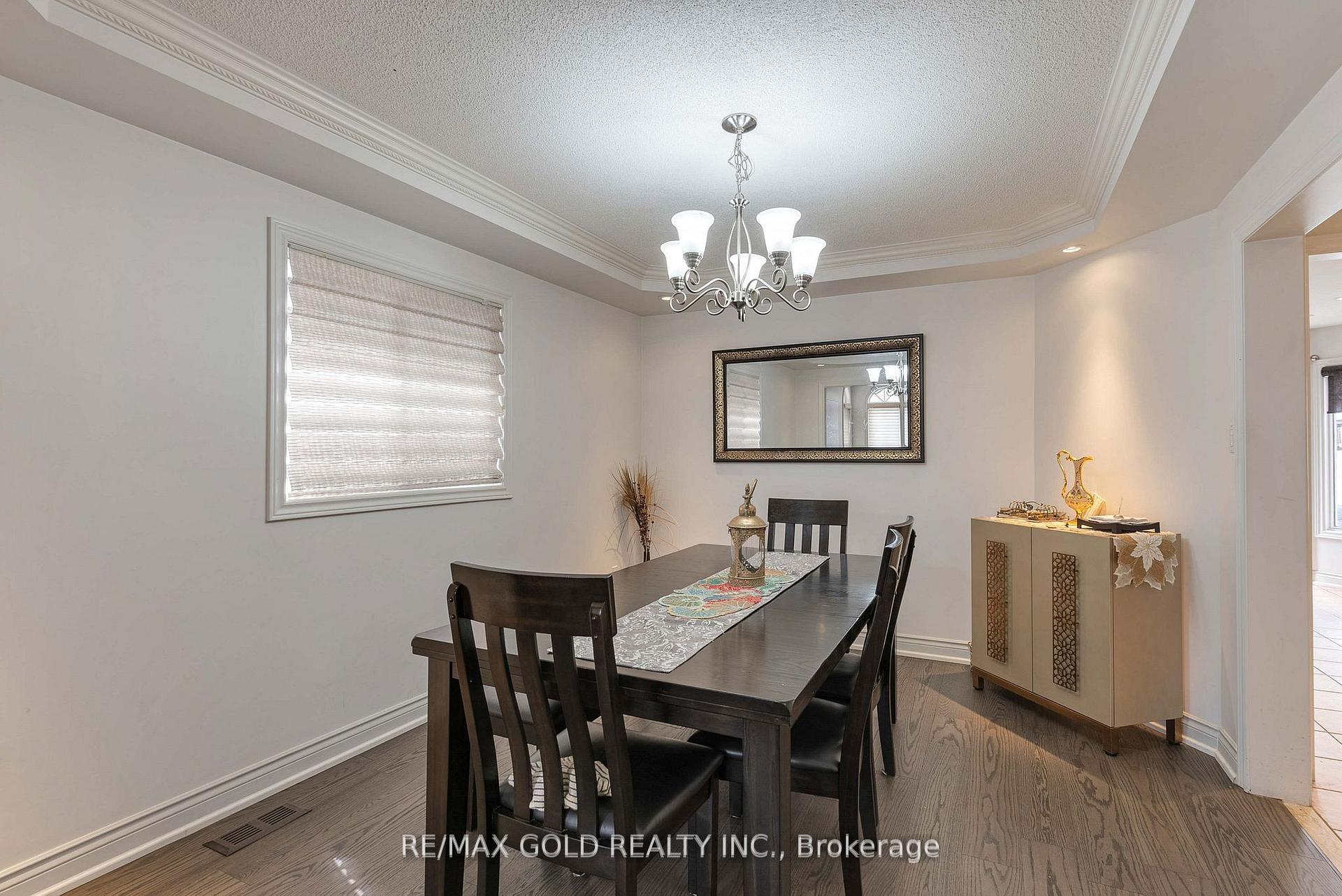 Photo 10 of 14 Country Stroll Crescent, Caledon, Bolton West — HOMEH