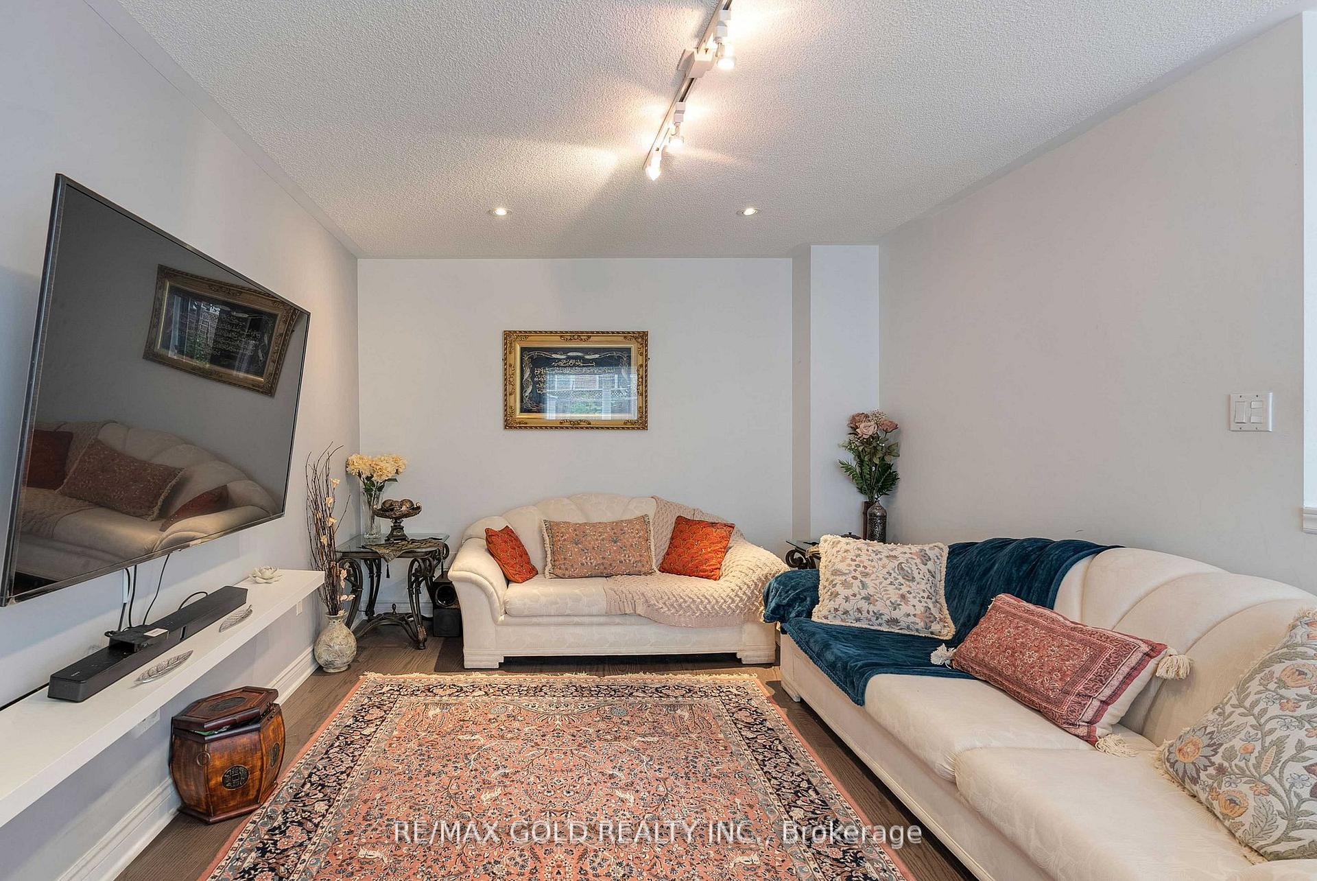 Photo 3 of 14 Country Stroll Crescent, Caledon, Bolton West — HOMEH
