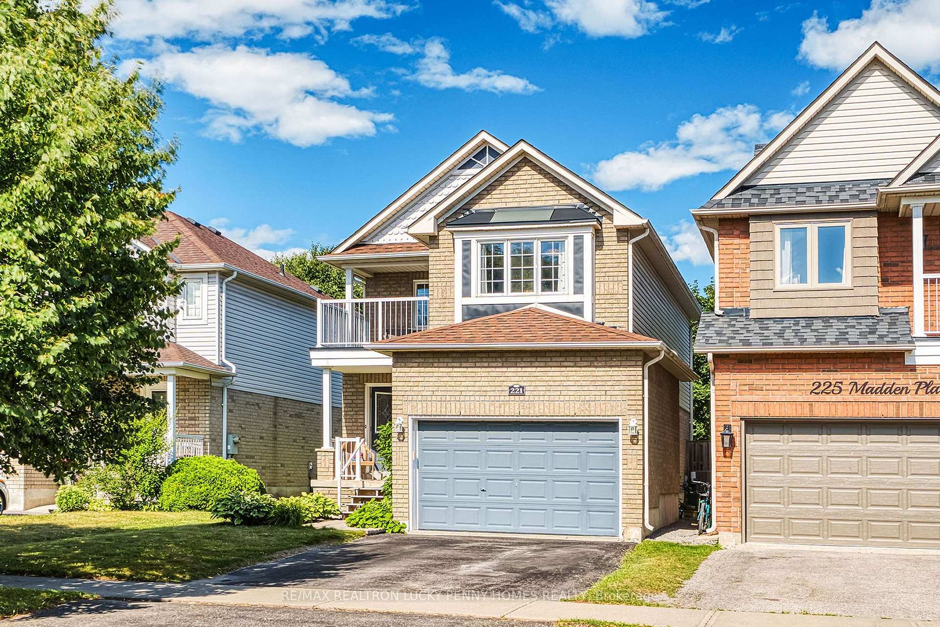 Photo 4 of 221 Madden Place, Clarington, Bowmanville — HOMEH