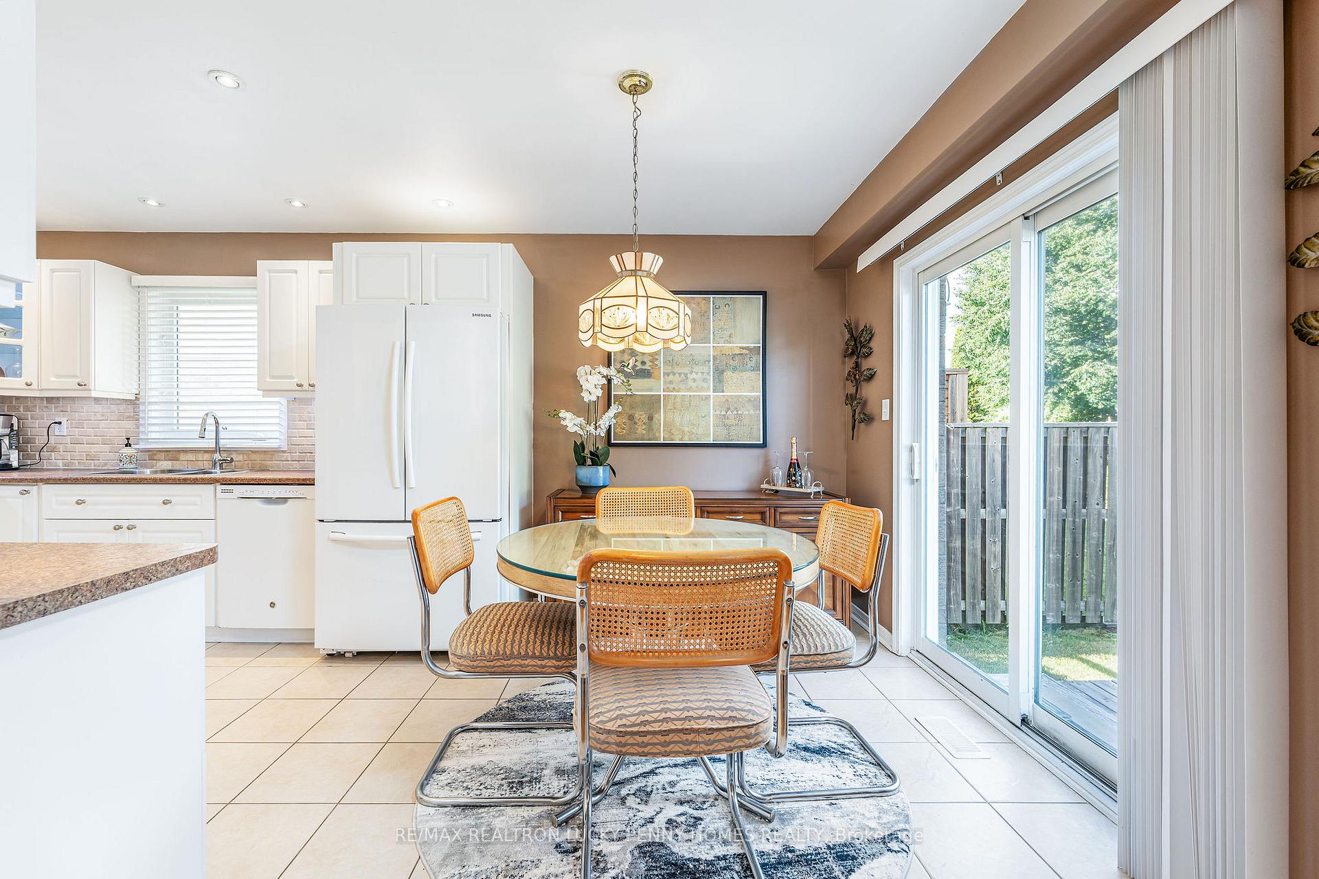 Photo 3 of 221 Madden Place, Clarington, Bowmanville — HOMEH