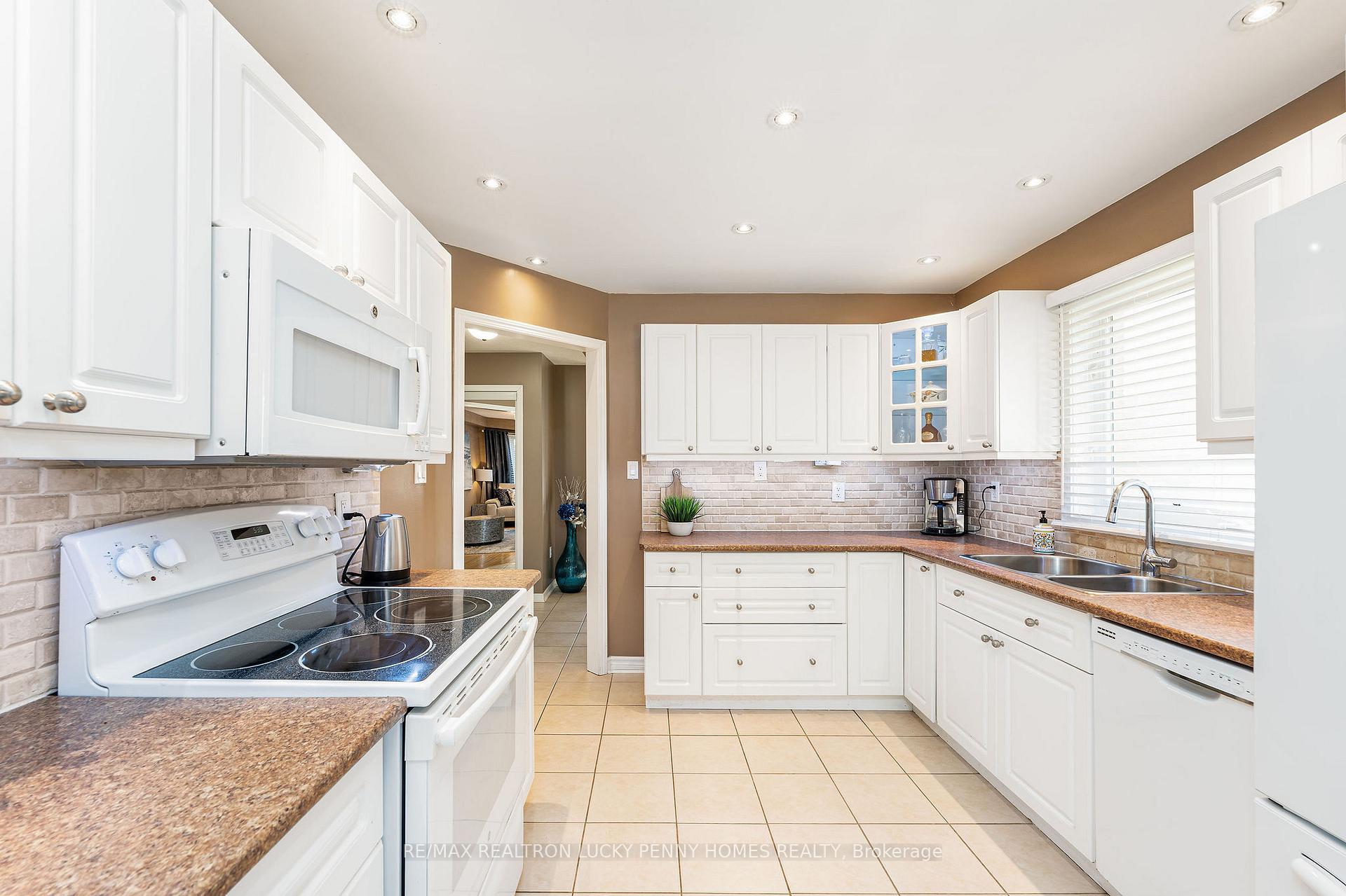 Photo 8 of 221 Madden Place, Clarington, Bowmanville — HOMEH