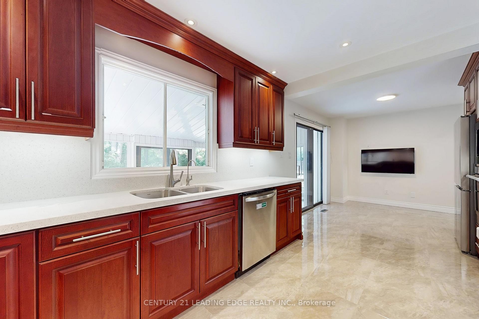 Photo 5 of 10 Vivaldi Crescent, Brampton, Brampton South — HOMEH
