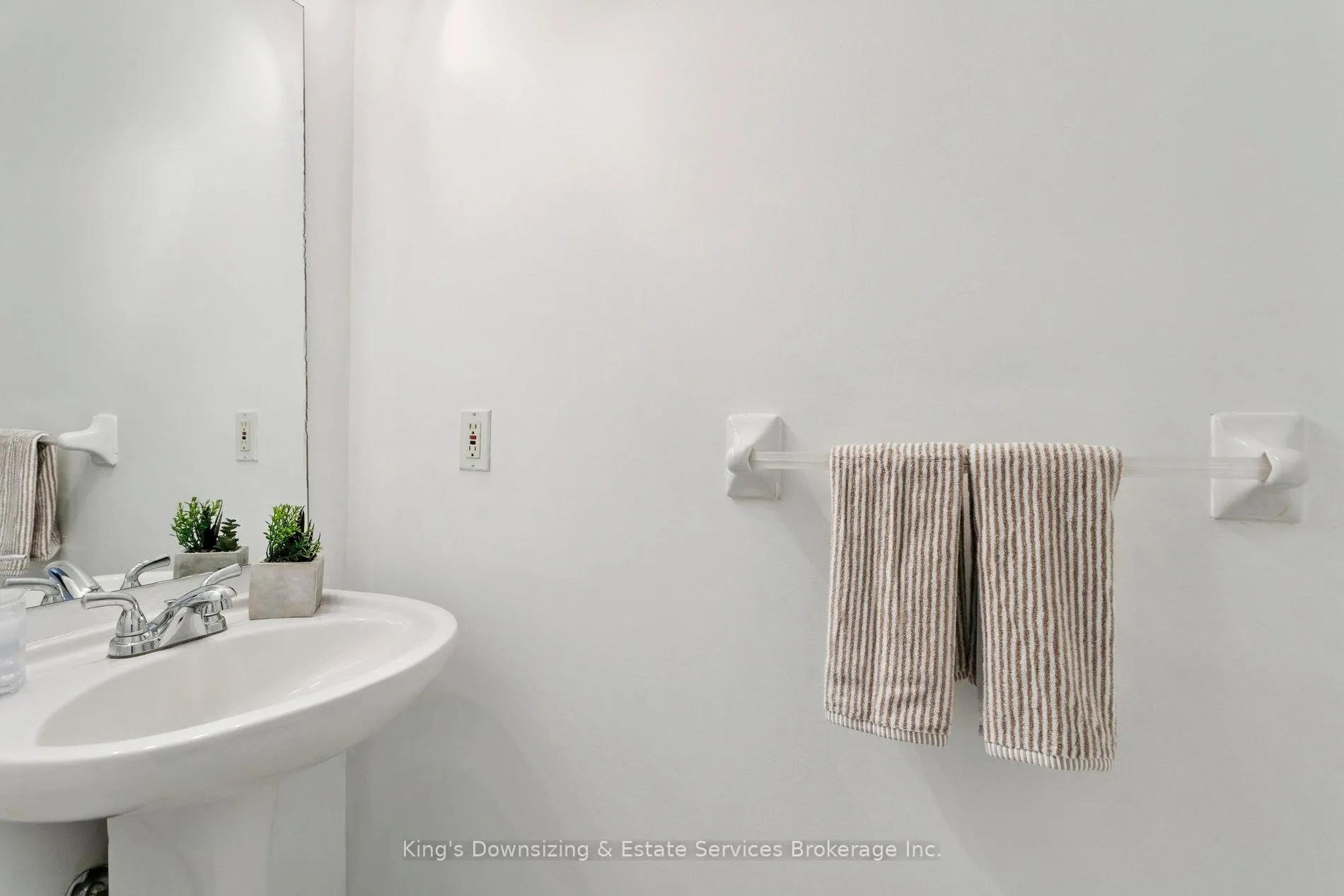 Photo 4 of 42 Lake Louise Drive, Brampton, Fletcher's Meadow — HOMEH