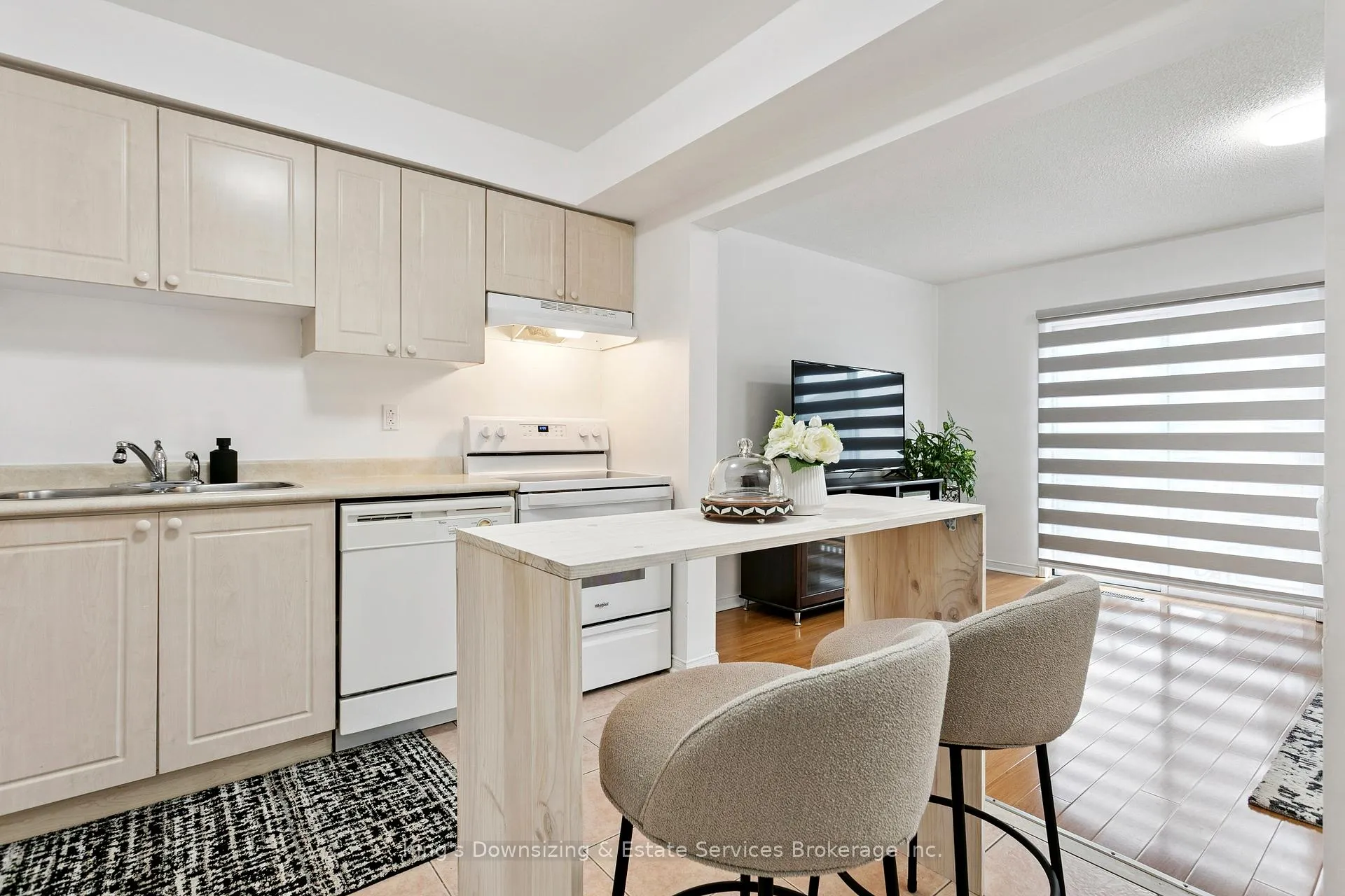 Photo 5 of 42 Lake Louise Drive, Brampton, Fletcher's Meadow — HOMEH