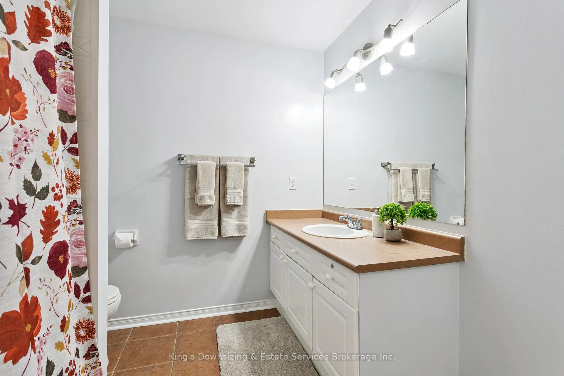 Photo 9 of 42 Lake Louise Drive, Brampton, Fletcher's Meadow — HOMEH