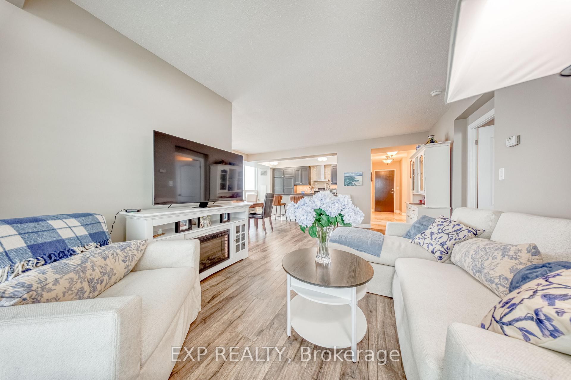 Photo 6 of Unit 806, 100 Promenade Circle, Vaughan, Brownridge — HOMEH