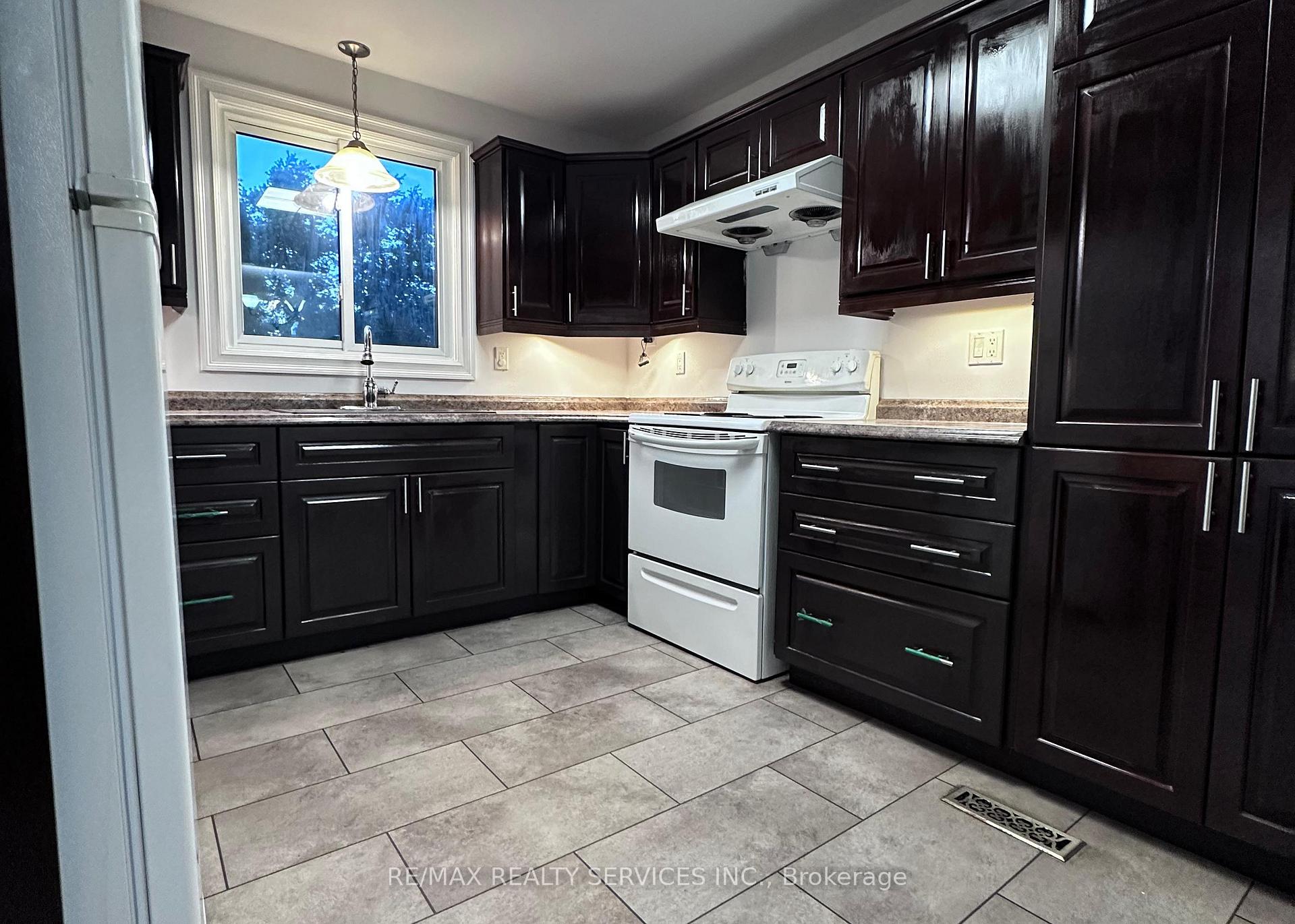Photo 10 of 5 Hammond Crescent, New Tecumseth, Beeton — HOMEH