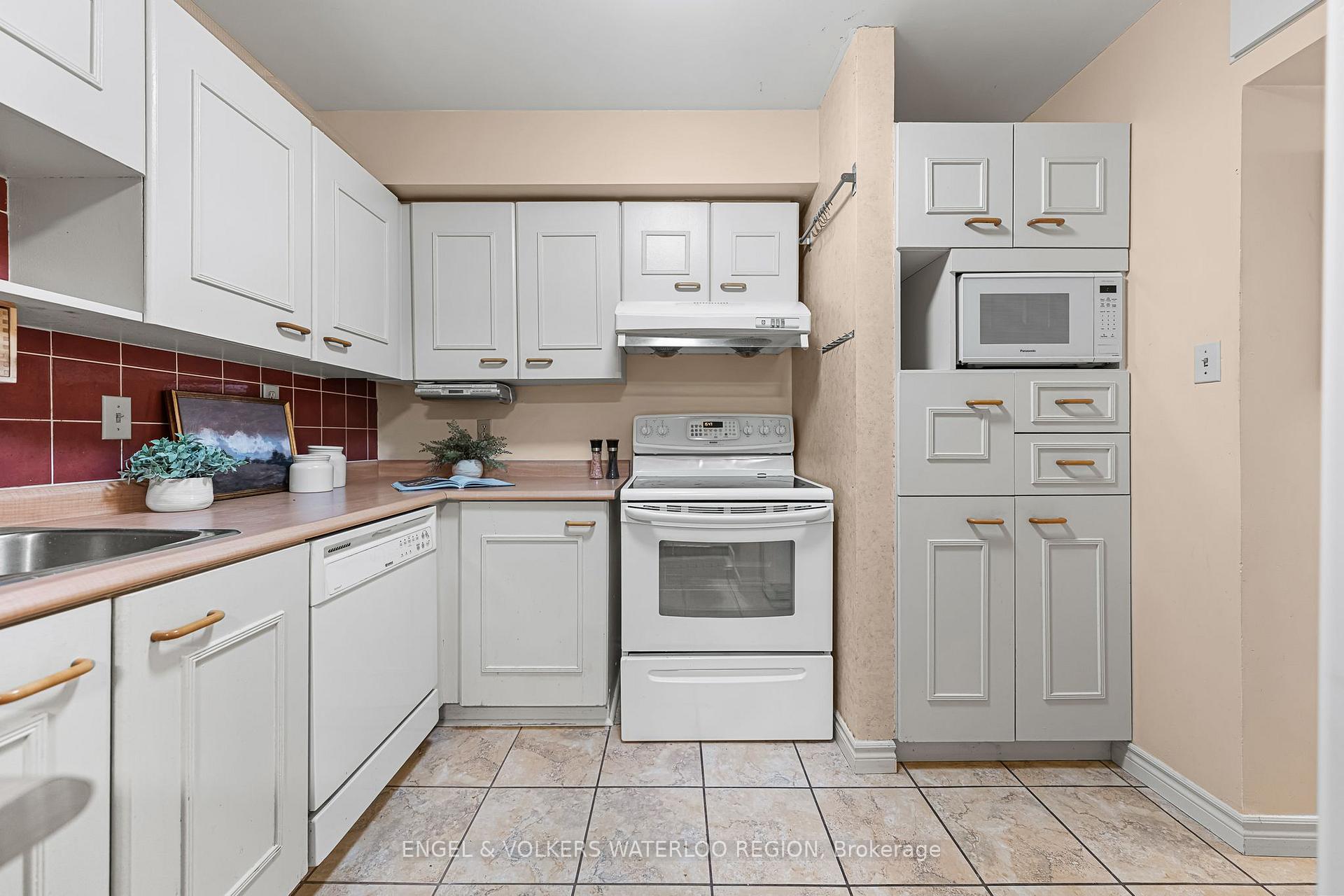 Photo 13 of Unit 410, 500 Westmount Road W, Kitchener — HOMEH