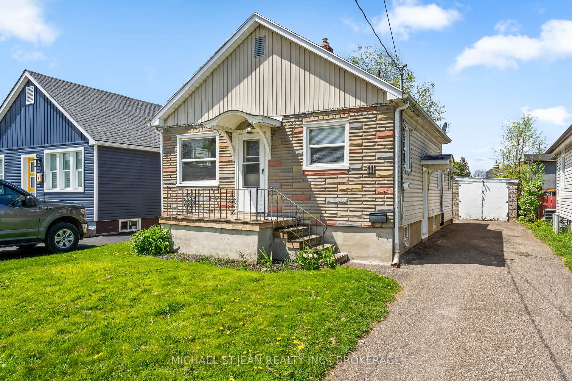 Photo 8 of 11 Marlborough Avenue, St. Catharines, Facer — HOMEH