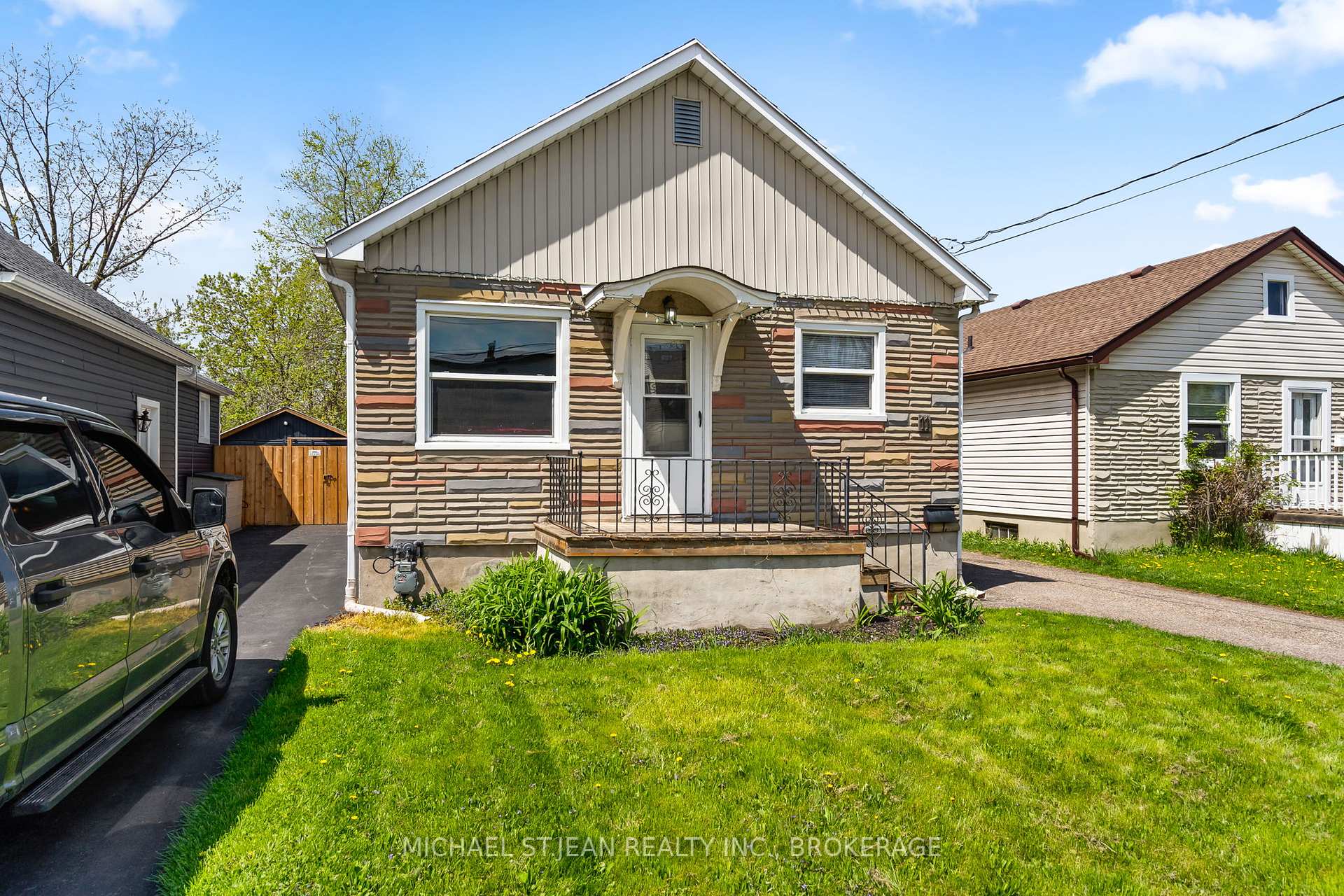Photo 3 of 11 Marlborough Avenue, St. Catharines, Facer — HOMEH