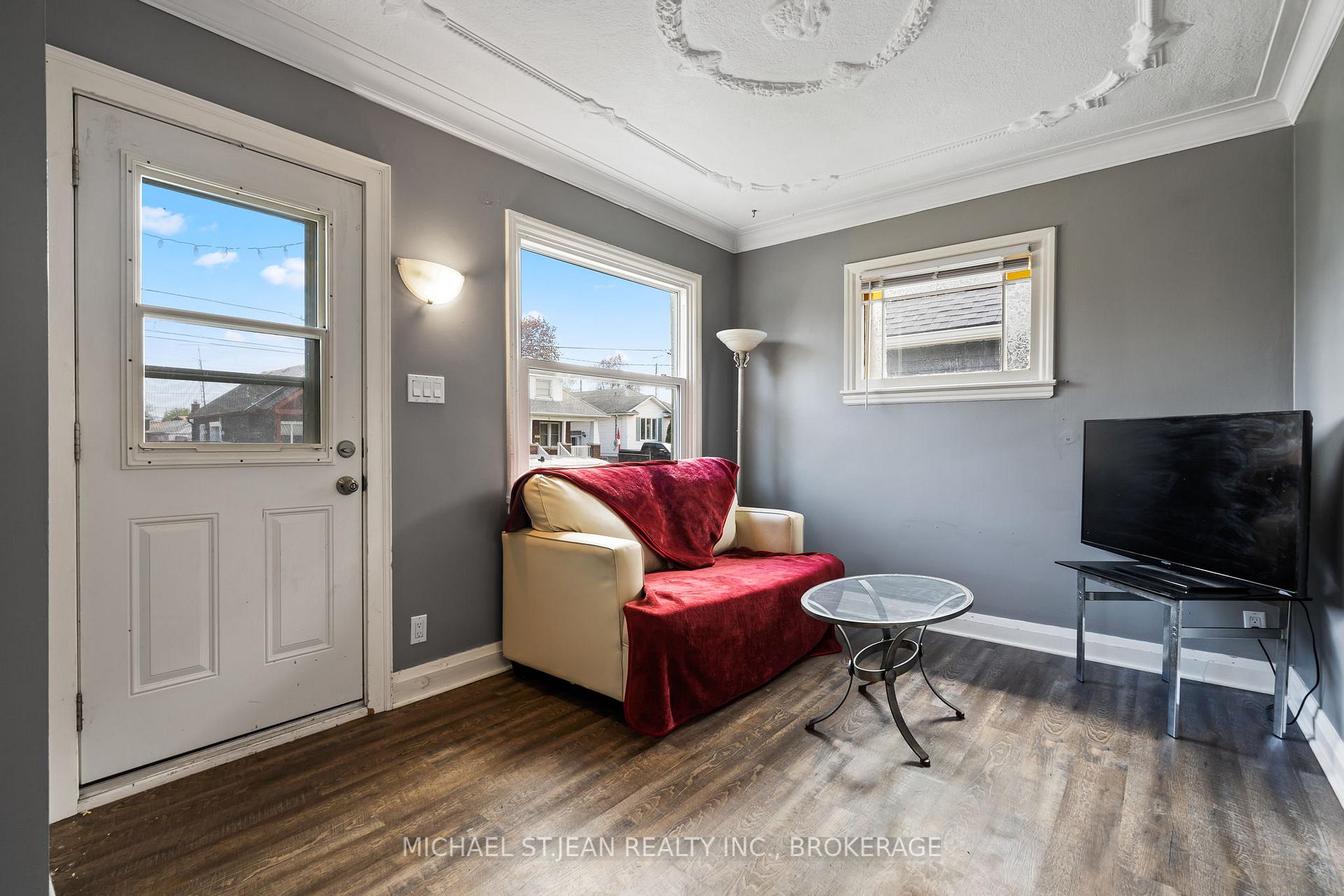Photo 5 of 11 Marlborough Avenue, St. Catharines, Facer — HOMEH