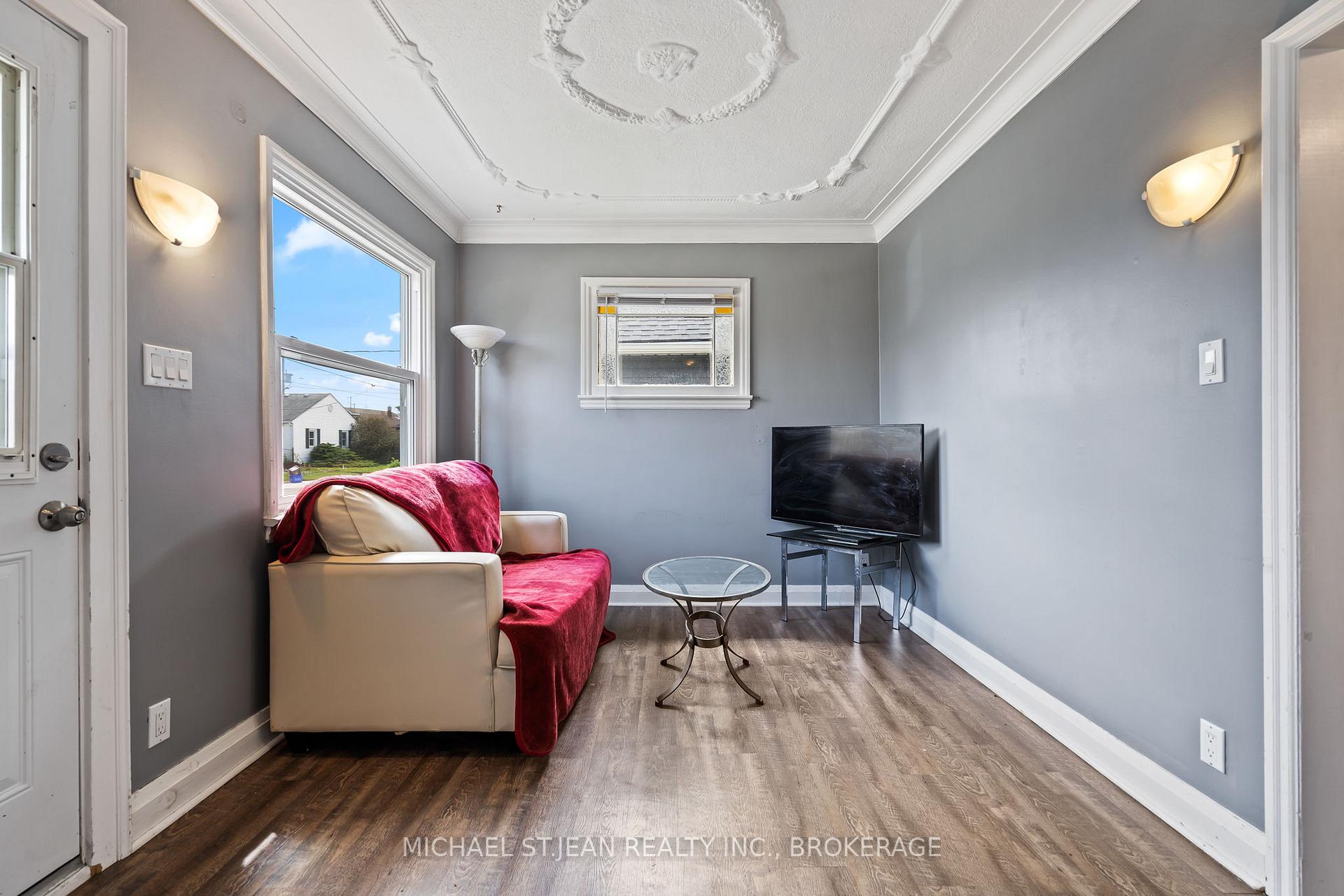 Photo 4 of 11 Marlborough Avenue, St. Catharines, Facer — HOMEH