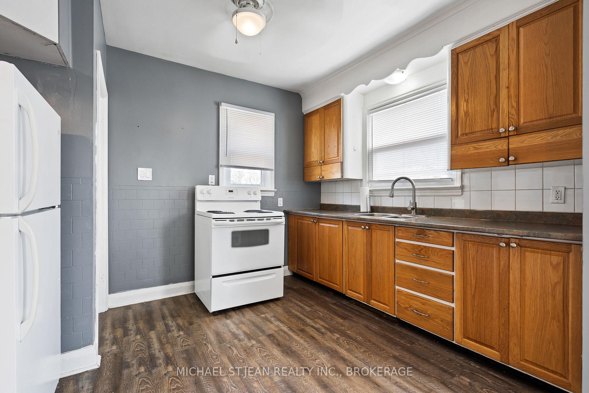 Photo 6 of 11 Marlborough Avenue, St. Catharines, Facer — HOMEH