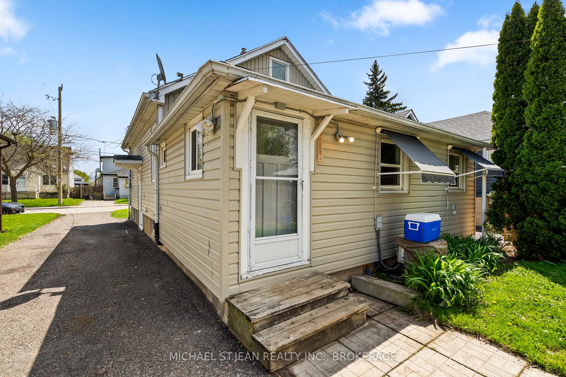 Photo 16 of 11 Marlborough Avenue, St. Catharines, Facer — HOMEH